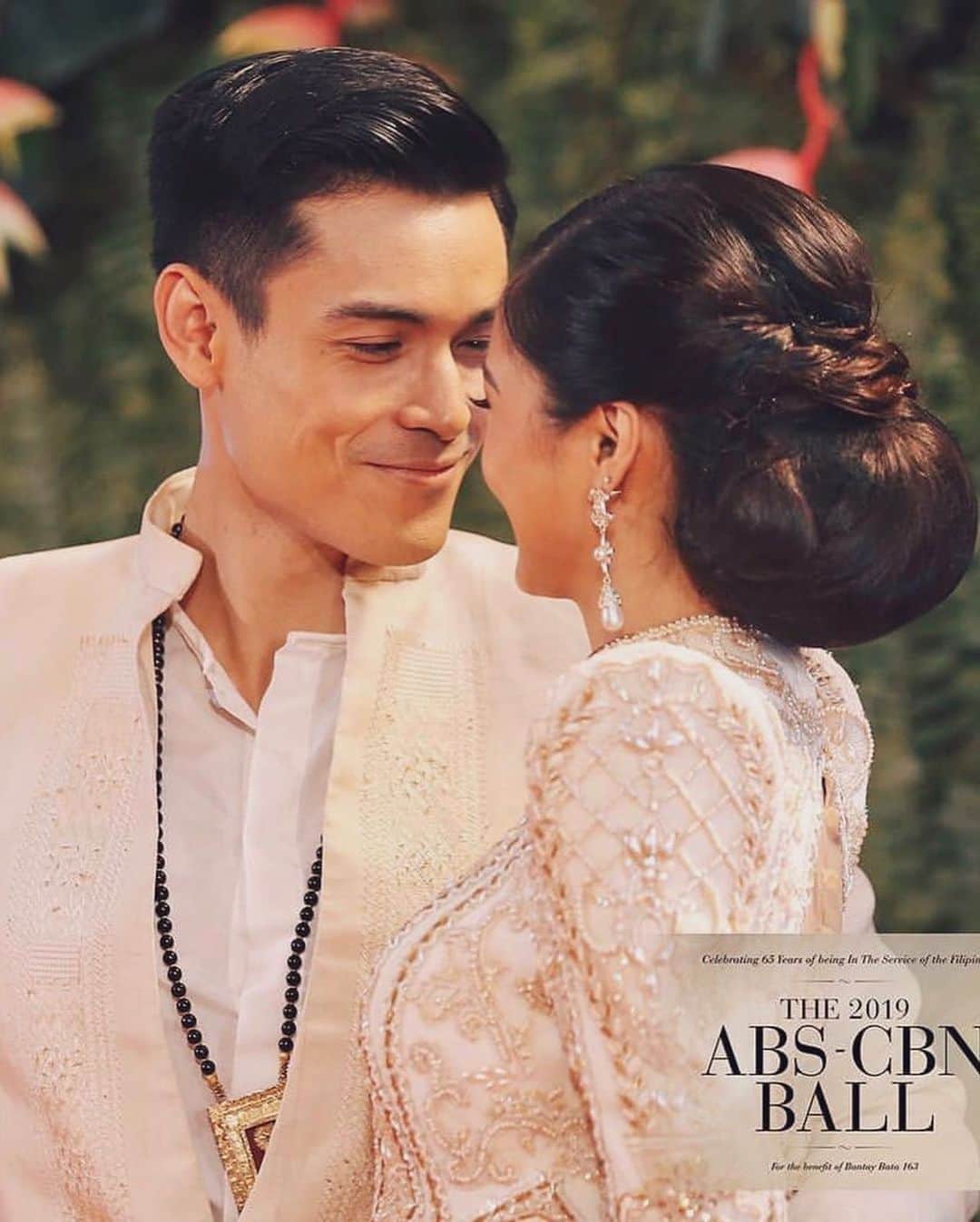 Kim Chiuさんのインスタグラム写真 - (Kim ChiuInstagram)「night is not complete without you. ❤️✨. no words just #thankyou 🥂  @xianlimm  second time we didn’t plan our outfits but its matchymatchy!😅 #abscbnball2019」9月16日 13時08分 - chinitaprincess