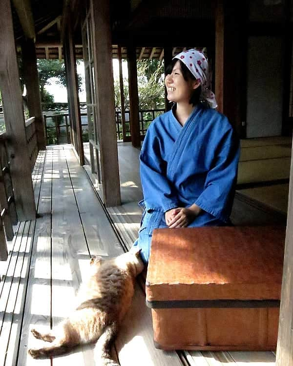 竹虎さんのインスタグラム写真 - (竹虎Instagram)「一閑張行李のお片づけ、のんびり猫と一休み。 . #竹虎 #虎斑竹専門店竹虎 #山岸竹材店 #竹虎四代目 #TAKETORA #竹屋 #竹製品 #竹細工 #竹工芸 #竹 #bamboo #虎竹 #真竹 #青竹 #職人 #国産 #日本製 #竹林 #環境 #行李 #衣装籠 #籠 #一閑張 #掃除 #片づけ #猫 #ひなたぼっこ #衣替え #整理籠 #昼寝」9月16日 13時21分 - taketora1894