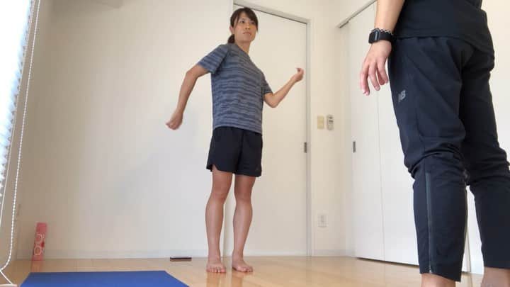 鮫島彩のインスタグラム：「個人的に積み重ねている身体操作トレーニング。  自分のパフォーマンスの課題と身体操作の関係を考えながら取り組んでいます。 そして、それがここ数年サッカーをする上で最も楽しいと思える部分の一つ。  このような視点を持つことにより、思うようにプレーができない時や、自分よりも速くてパワーのある選手と戦う際のアイデアや対応に繋げていきたいと思います。  #JARTA #JARTAトレーニング #中野崇 さん #サッカー上半身」