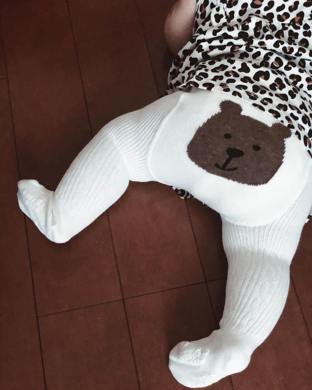 shihoのインスタグラム：「涼しくなってきたので 産まれる前に買っといた くまさんタイツデビュー🐻 . . . もう履ける時期がきたなんて…❁ この後ろ姿萌えすぎて ずっと見てられちゃうなぁ❤︎ 赤ちゃんの秋服かわいすぎてやびゃい❤︎ . . . . #baby#babygirl#7months  #女の子ママ#生後7ヶ月  #gap#くまさんタイツ」