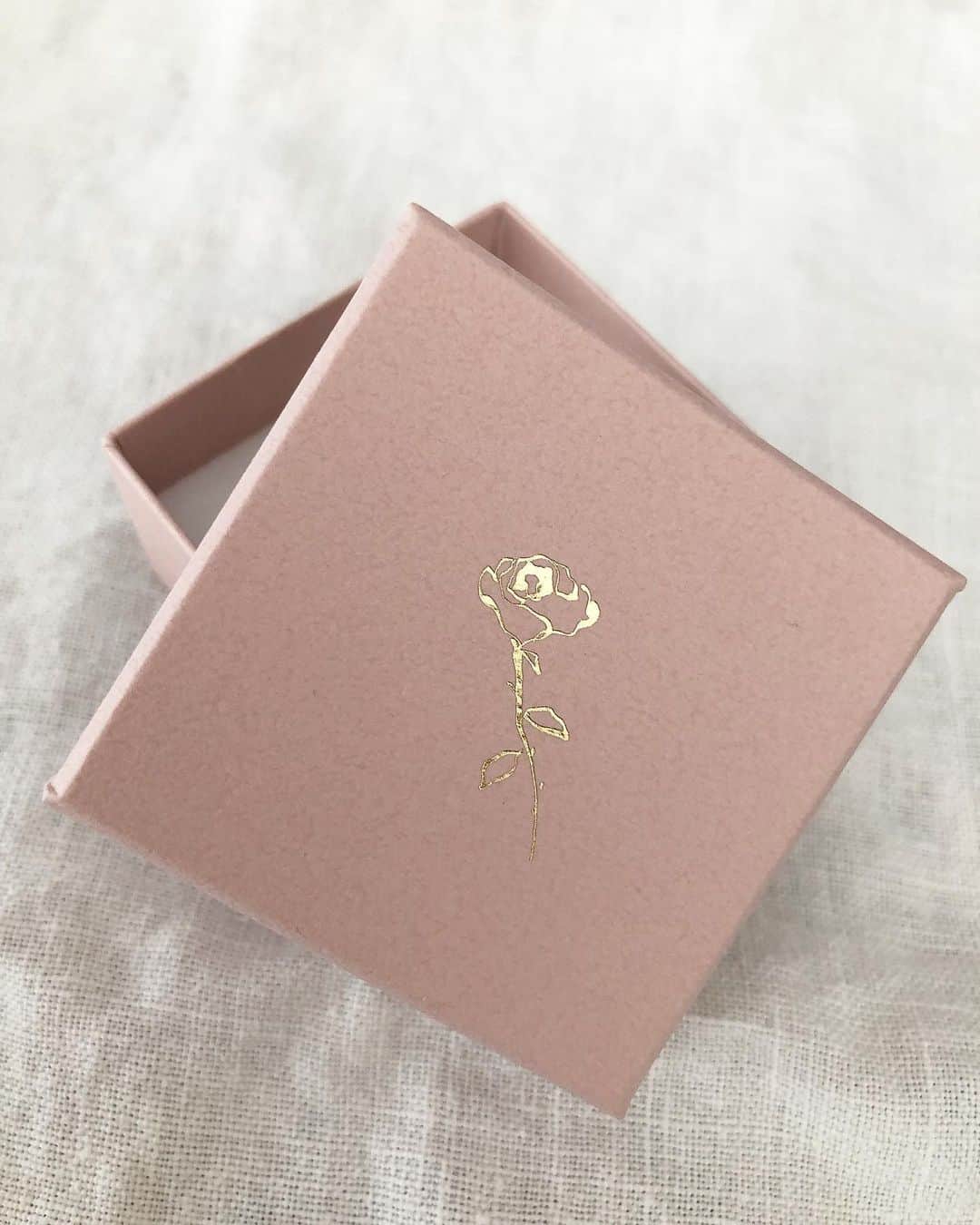 佐々木千絵のインスタグラム：「Rose earring jewelry box🌹  @akaneogura の描いてくれた薔薇のジュエリーボックスのロゴは墨絵でデザインしていただきました✨ 今回クライアントのテーマカラーがピンクという事もあり、箱もピンクにしたので甘くなり過ぎたく無いという希望に対し、墨絵で上品且つ洗練されたデザインに仕上げて頂きました。 イメージ以上の仕上がりに感激です💓Thank you so much!」