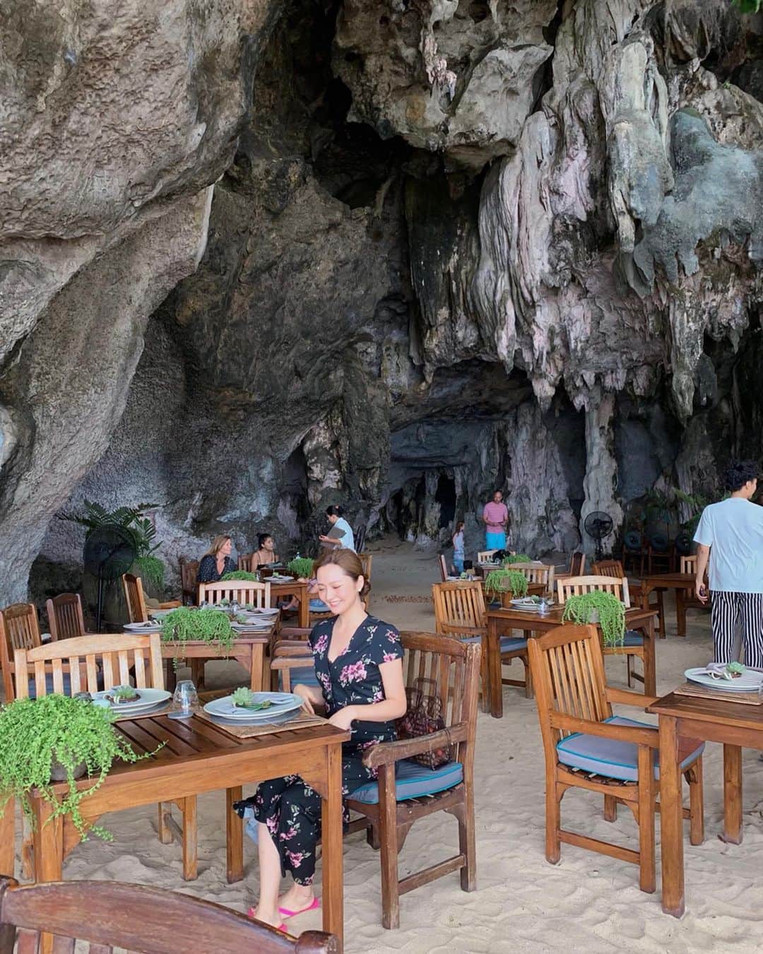 西村笑花さんのインスタグラム写真 - (西村笑花Instagram)「❤︎ ・ ・ 洞窟のレストランも素敵だったなぁ〜🍴🍤✨ この日はとっても強風だったよ👶🏻！ #thai #thailand #krabi #krabithailand #rayavadee #emika_trip」9月16日 13時35分 - emika_nishimura