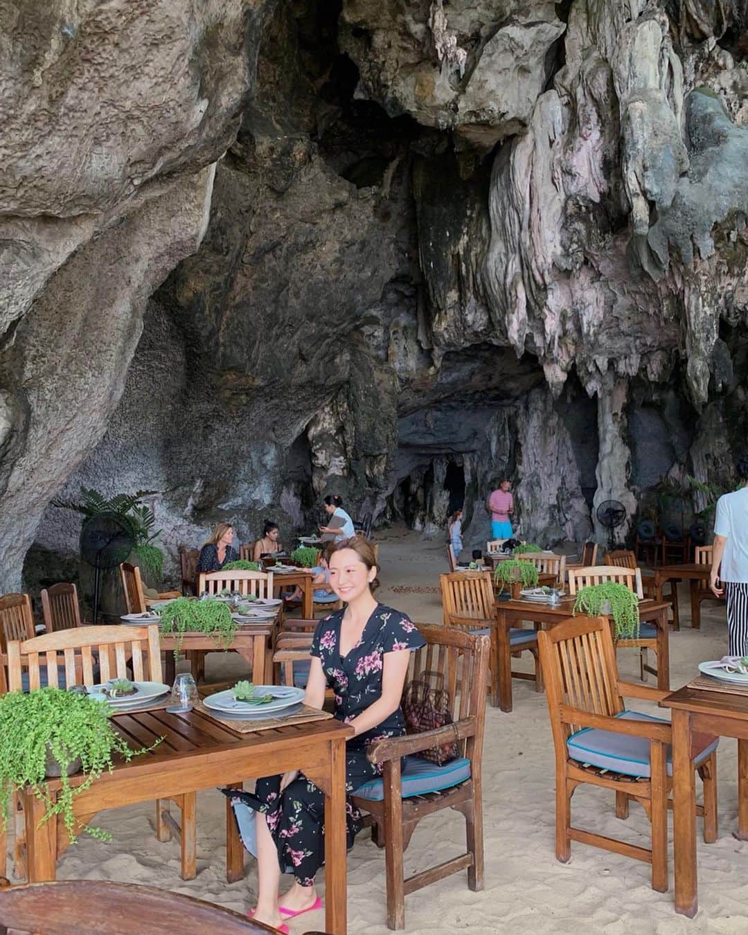西村笑花さんのインスタグラム写真 - (西村笑花Instagram)「❤︎ ・ ・ 洞窟のレストランも素敵だったなぁ〜🍴🍤✨ この日はとっても強風だったよ👶🏻！ #thai #thailand #krabi #krabithailand #rayavadee #emika_trip」9月16日 13時35分 - emika_nishimura