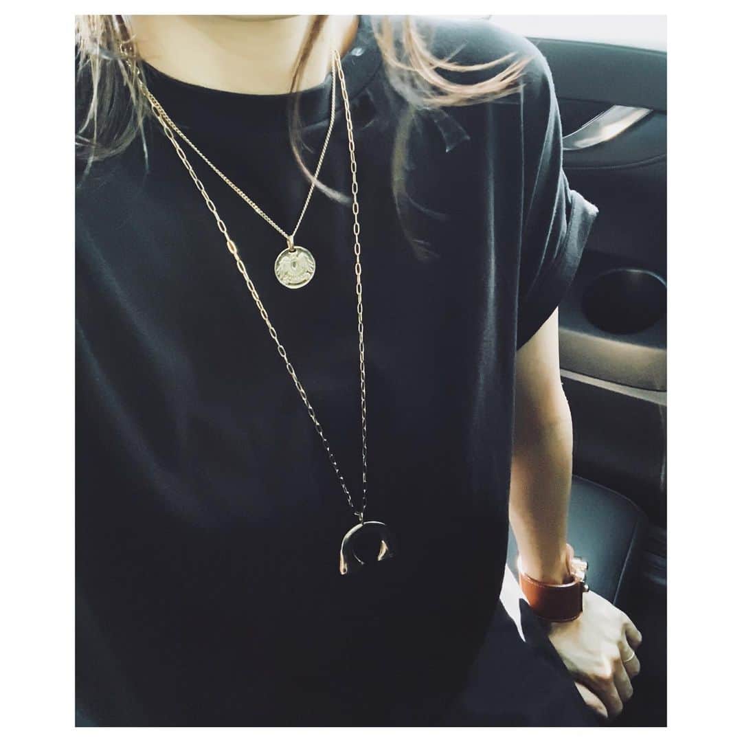 斎藤寛子さんのインスタグラム写真 - (斎藤寛子Instagram)「重ね付け❤︎嬉しい😍. . coin necklace／ @anieca_official  long necklace ／@chieko6  leather bangle／ @anieca_official . . #accessory#necklace#bangle#leather#レザーバングル#コインネックレス#anieca#アニーカ#chiekoplus」9月16日 13時43分 - hiroko4life