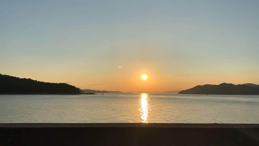 大田由香梨さんのインスタグラム写真 - (大田由香梨Instagram)「夕方から砂浜にサウナテントを張って⛺️ 近所の子供も一緒にみんなでサウナに入っては、海へ飛び込むを、何回もくらい繰り返してた😂  小学生の「こりゃたまらん」は最高だったな😻🙌🏻 太陽が水平線へと消えてオレンジ色の光に包まれた時間は幻想的で、とってもゆっくりな時間。。。。 日常を全て忘れられた瞬間だった。。。 満月の大潮、海の中がエネルギーが満ちていているタイミングに、自分もその中に入れる事が嬉しかったな〜♡ ＃満月 #Fullmoonpower #Manabesima #遅くきた夏休み」9月16日 13時46分 - otayukari