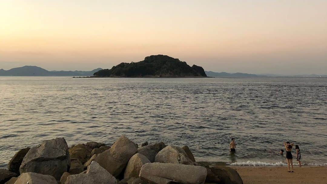 大田由香梨さんのインスタグラム写真 - (大田由香梨Instagram)「夕方から砂浜にサウナテントを張って⛺️ 近所の子供も一緒にみんなでサウナに入っては、海へ飛び込むを、何回もくらい繰り返してた😂  小学生の「こりゃたまらん」は最高だったな😻🙌🏻 太陽が水平線へと消えてオレンジ色の光に包まれた時間は幻想的で、とってもゆっくりな時間。。。。 日常を全て忘れられた瞬間だった。。。 満月の大潮、海の中がエネルギーが満ちていているタイミングに、自分もその中に入れる事が嬉しかったな〜♡ ＃満月 #Fullmoonpower #Manabesima #遅くきた夏休み」9月16日 13時46分 - otayukari