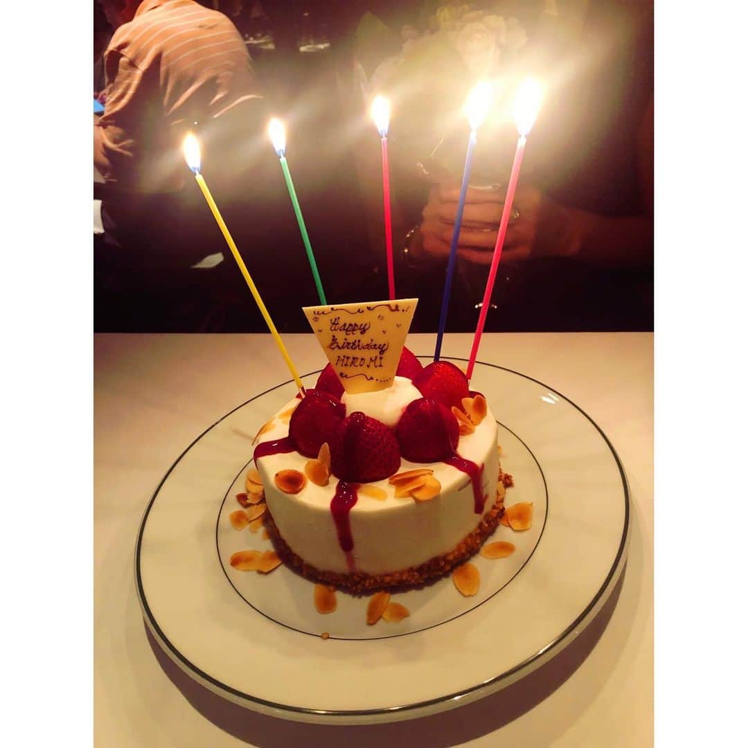 野崎鮎さんのインスタグラム写真 - (野崎鮎Instagram)「STARに入ってから ずっと可愛がってもらっている先輩HIROMIさんのお誕生日会🎂 （お誕生日本番は9/24ね💕） いつも集まると何時間もずっと話が尽きないmemberのgirlstalkは楽しすぎて、お喋りしすぎて声枯れる🥴💦 dinner美味しかったし幸せな時間✨ パークハイアット東京の41階からの夜景も綺麗すぎた✨ ひーちゃんお誕生日おめでとうございます🎂♥️ #女子会 #先輩 #dinner #誕生日 #誕生日会 #birthday #お祝い #girlstalk #happy  #dayoff  #パークハイアット東京 #新宿 #アンテプリマ #happyな歳でありますように ♥️ #ノーメイク ですみません🙇」9月16日 13時56分 - ayu_nozaki