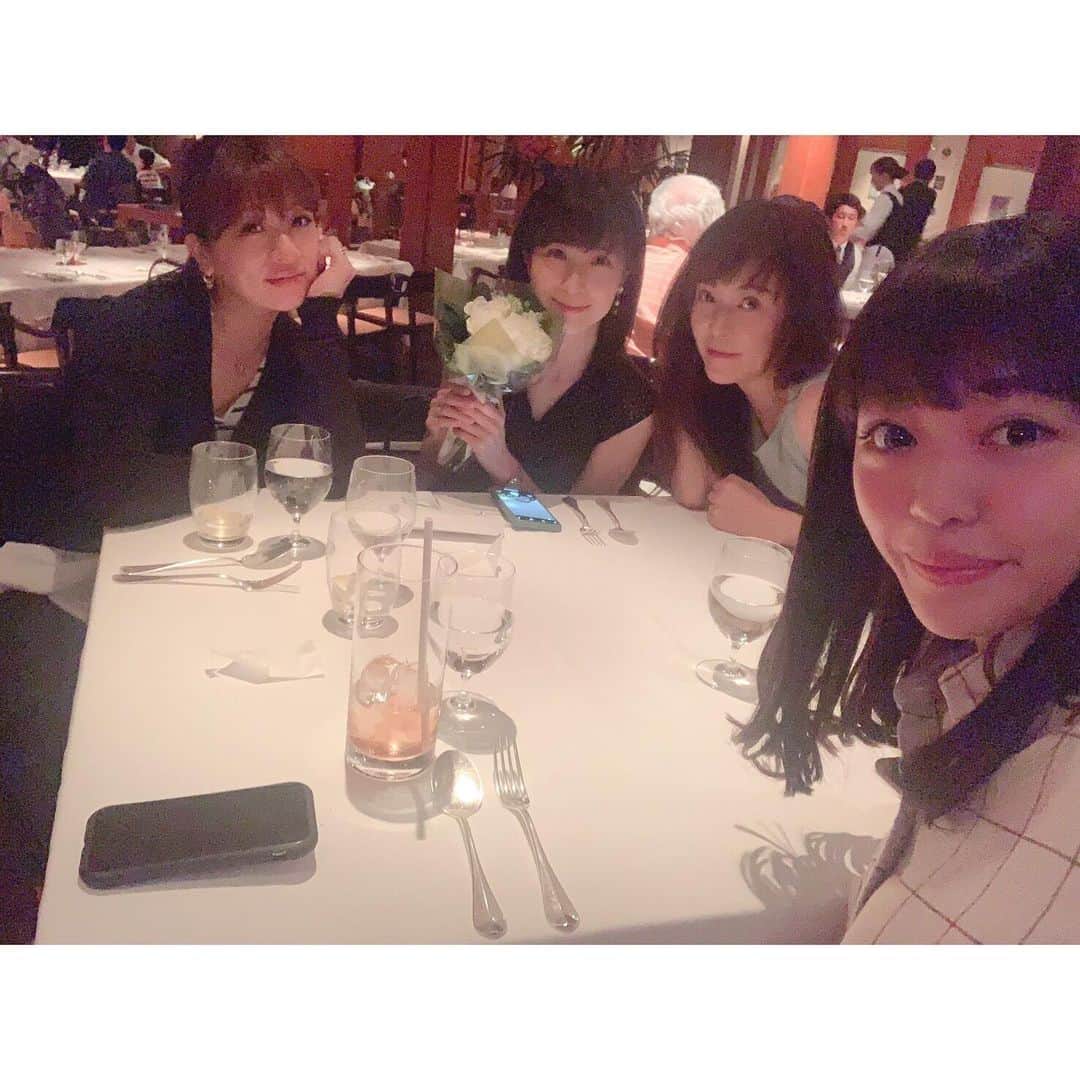 野崎鮎のインスタグラム：「STARに入ってから ずっと可愛がってもらっている先輩HIROMIさんのお誕生日会🎂 （お誕生日本番は9/24ね💕） いつも集まると何時間もずっと話が尽きないmemberのgirlstalkは楽しすぎて、お喋りしすぎて声枯れる🥴💦 dinner美味しかったし幸せな時間✨ パークハイアット東京の41階からの夜景も綺麗すぎた✨ ひーちゃんお誕生日おめでとうございます🎂♥️ #女子会 #先輩 #dinner #誕生日 #誕生日会 #birthday #お祝い #girlstalk #happy  #dayoff  #パークハイアット東京 #新宿 #アンテプリマ #happyな歳でありますように ♥️ #ノーメイク ですみません🙇」