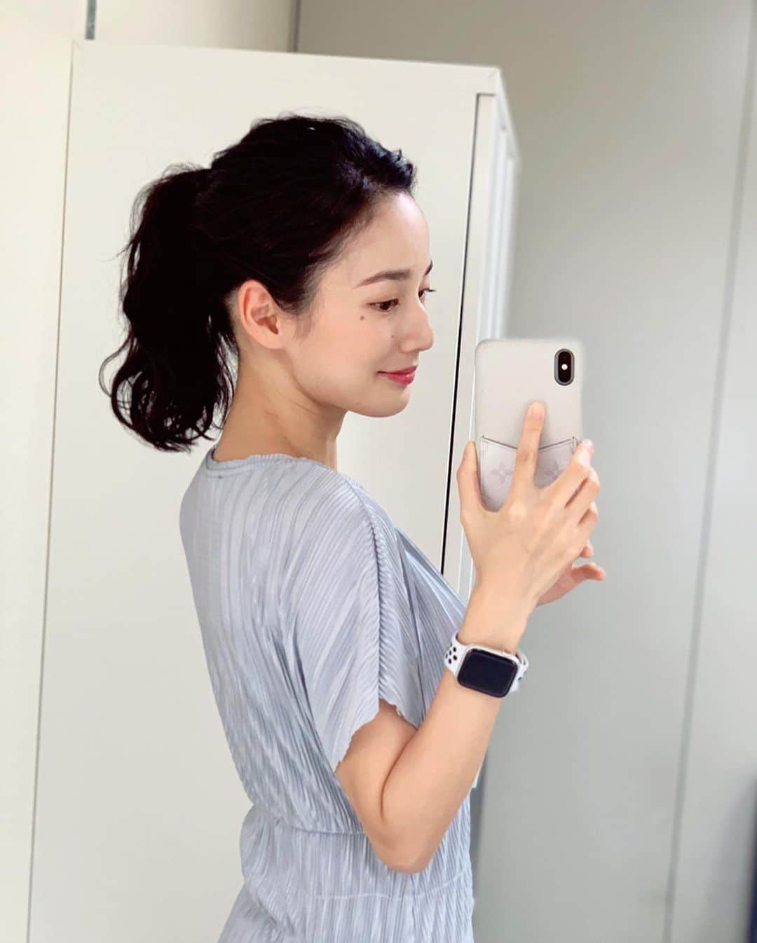 高嶋香帆のインスタグラム：「そういえば、髪の毛結構切ったんだよ👶💓 …ん？ 首の後ろだけめっちゃ黒くない？🤣🤣🤣」
