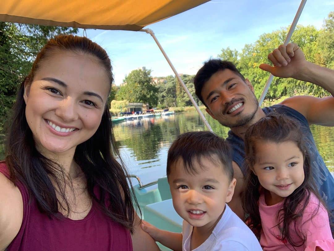 エリナ シルカのインスタグラム：「My little fam 👨‍👩‍👧‍👦 ずーっと笑ってるかも😂」