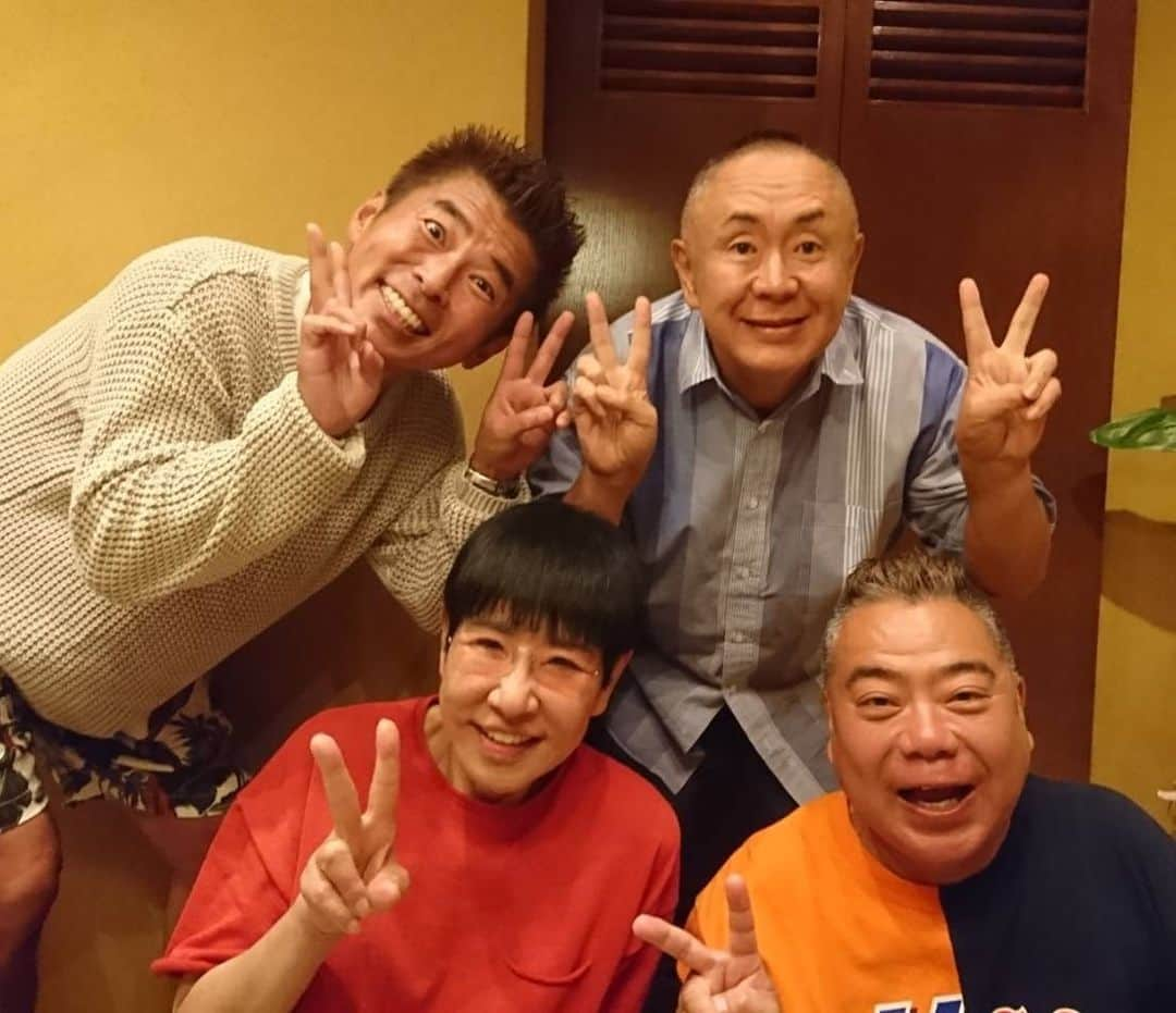 和田アキ子さんのインスタグラム写真 - (和田アキ子Instagram)「今日は、5バカ姉兄弟の会‼️ まだ四人ですけど^_^ むちゃくちゃ楽しい‼️ 企画してくれた出川、本当にありがとう😊😊😍😍😍 あと1人もうすぐ来ます‼️ 楽しぃ〜〜〜〜❤️❤️❤️❤️ #ako50th」9月16日 19時20分 - ako50th