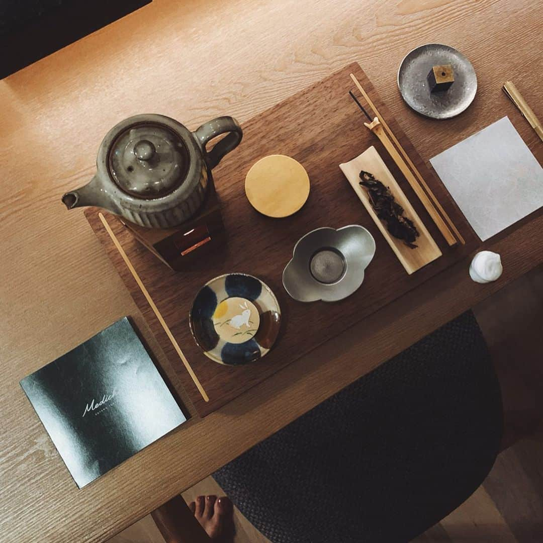 金セアルさんのインスタグラム写真 - (金セアルInstagram)「🍵 ＿＿＿＿＿＿＿＿＿＿＿＿＿＿＿＿＿＿＿ ・ ・ →→→2つ前の投稿📃からの続き ・ ・ 瞑想後の 茶瞑想の時間。 ・ ・ お茶を淹れている間、 目の前のお茶のことにだけに集中して無になれることから お茶は小さな瞑想と呼ばれているんだそう。 ・ ・ スタッフの方から お茶とお茶菓子をいただく時間に 右手に置かれた紙に 今日の瞑想での"気づき"を書き記すように言われた。 ・ ・ ・ 1時間黙っていた反動でか 誰ともなく話し始め、 灯したお香が消えるまで(約20分)という時間はあっと言う間に瞑想の感想を言いまくって終わった。 ・ ・ ・ ・ 私は紙に"気づき"を書き記した。📝 ・ ・ ・ ・ 「友達とは来たらあかん」と。爆 ・ ・ ・ ・ ・ ※1時間のうち15分は自分と向き合えた気がするので、2回目、3回目と自分と向き合える時間を伸ばしてゆきたい。 PMSの時にも是非ゆきたい。 #瞑想 #meditation  #medicha」9月16日 19時21分 - sealbank