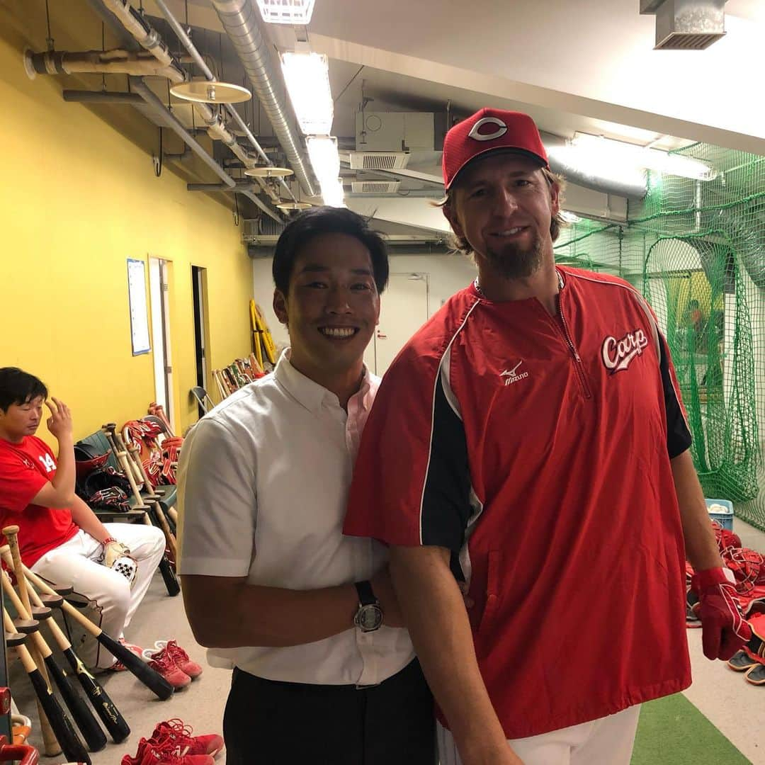 天谷宗一郎さんのインスタグラム写真 - (天谷宗一郎Instagram)「僕たちのビッグパパ。  お疲れ様でした。  #carp #ブラッドエルドレッド  #カントリー #お疲れ様でした #RCCラジオ #天谷宗一郎」9月16日 19時22分 - soichiroamaya