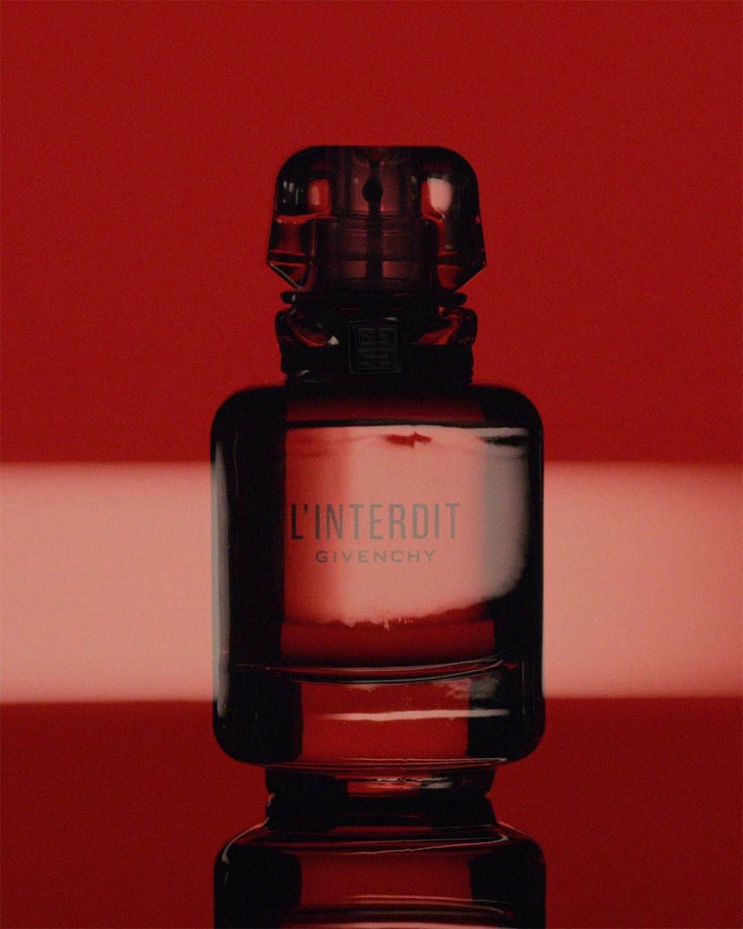 LVMHさんのインスタグラム写真 - (LVMHInstagram)「The New Interdit by Givenchy In 2018, @GivenchyBeauty began a new chapter by creating a powerful and memorable Eau de Parfum. Today, the adventure continues with L’Interdit Eau de Toilette, which is just as vibrant and liberating as the Eau de Parfum. While the Eau de Parfum invites you to break the rules, the Eau de Toilette releases a liberating breath of fresh air and highlights the unapologetic dark side of every woman.  Our Maisons always challenge their iconic products to offer innovation and exclusive experience to their customers. _ #Givenchy #GivenchyBeauty #TheThrillOfTheForbidden #LInterdit #LVMH」9月16日 19時22分 - lvmh