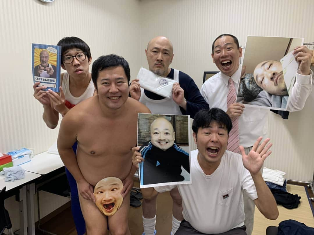 松本康太さんのインスタグラム写真 - (松本康太Instagram)「沼津ラクーン劇場♪キャラ芸人♪みんなが手に持っているのは、くまだまさしさんグッズ(*^^*) くまだまさしポスター、くまちゃん自由帳、くまちゃんお面、くまちゃんタオル♪  #よしもと #キャラ芸人 #沼津ラクーン劇場 #沼津 #くまだまさし さん#レギュラー #あるある探検隊 #とにかく明るい安村 くん#ひょっこりはん #くまちゃんグッズ #よしもと劇場 #お笑い芸人」9月16日 14時13分 - aruarutankentai.matsumoto