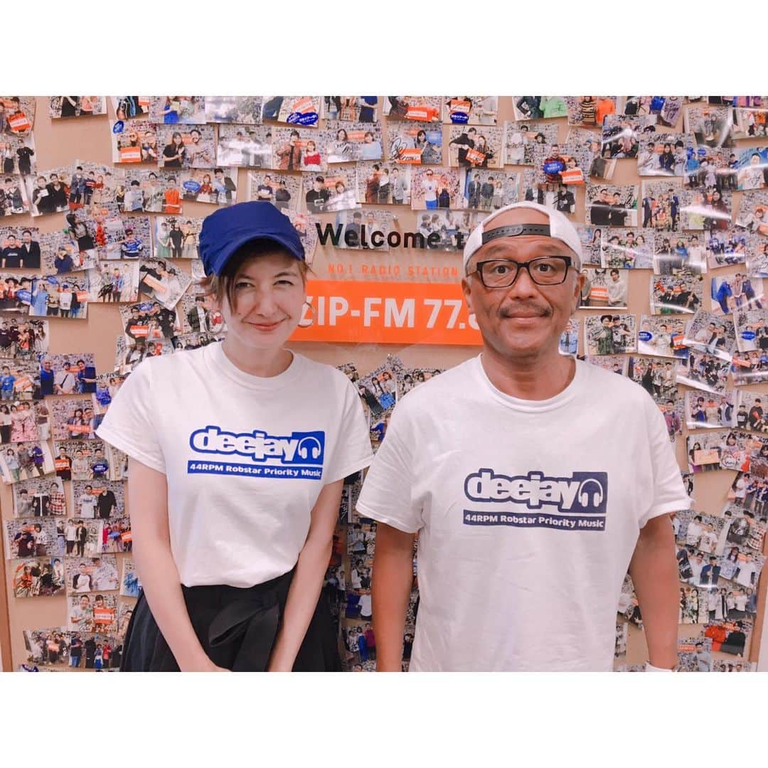 のインスタグラム：「いつかのDaleさんとわたし Daleさんのdeejayシャツ着て行ったら被っちゃった🤪  #白黒 #robstarracing #zipfm」