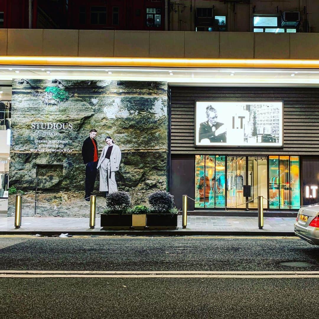 谷正人のインスタグラム：「香港進出から2年半、5店舗体制になりましたが、香港1号店であるSTUDIOUS-TOKYO-香港店の移転増床リニューアルオープンが決まりました。面積も4倍になり、展開ブランド数も大幅に増やし、このタイミングでレディースもスタートします。オープンは12月中旬となりますので、皆さま、準備しておいて下さいね！ #studious #studioustokyo #hongkong」