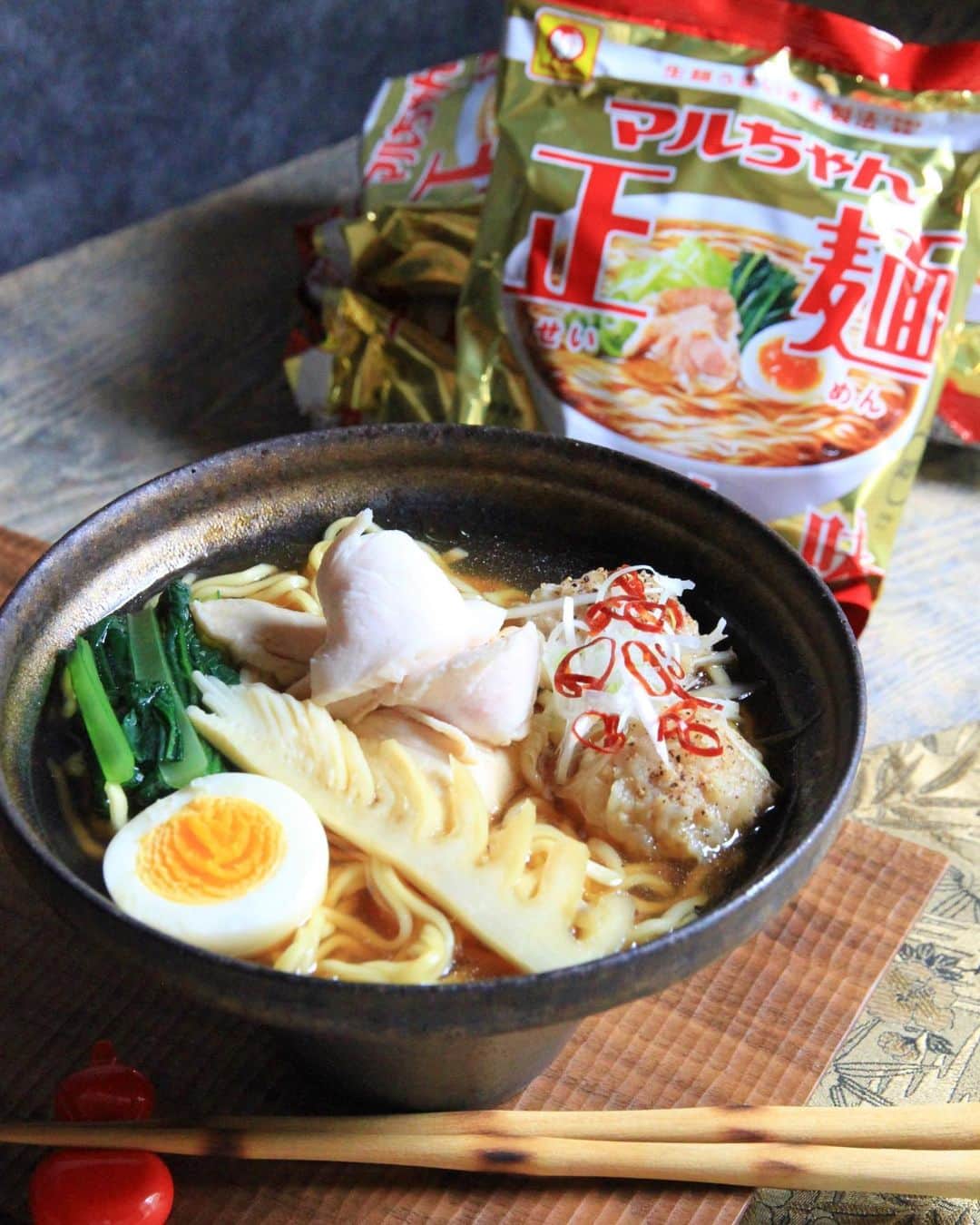 のインスタグラム：「. 今日は昼から仕事で外出がある為、 手早く昼ごはんを作りたい😌✨ . 子供達からはラーメン食べたいとリクエストが 冷蔵庫には常備していた低音調理した鶏胸肉があるので、これを使って#チャチャッと手料理 💗 . 冷蔵庫に余っていた鶏ひき肉でつみれも追加、鶏出汁たっぷりの醤油ラーメンがあっという間に完成 . 緑野菜は小松菜 あっという間に完食でした💞 . 鶏ハムは低音調理で鍋にほったらかし、50分でできるので作って冷蔵庫に入れておいたらサラダにしたり、メイン料理にアレンジしたり便利ですよ✨さっぱり、味わい深い醤油ラーメンのスープとの相性も抜群 . . =============== 私のおうちごはんの記録は A record of my cooking. 我做的菜的记录 제가 만든 요리의 기록 ↓↓↓ #sayakaおうちごはん =============== . . #東洋水産 #PR #マルちゃん正麺 #醤油ラーメン #低音調理 #鶏ハム #子供ごはん #時短レシピ #ラーメン #麺スタグラム #ラーメンインスタグラマー #麺活 #麺部 #おうちごはん #昼ごはん #夜ごはん #簡単レシピ #ラーメン女子 #札幌ママ #ラーメン大好き #ひるごはん #ramen #らーめん #ラーメン好きな人と繋がりたい #ラーメンズ #ラーメン部 #ラーメン倶楽部 #こどもごはん」