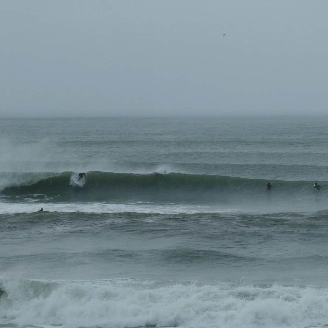 Isseki Nagaeさんのインスタグラム写真 - (Isseki NagaeInstagram)「rainy hard surfing day  #surfing #rainyday #surfingday #surfinglife #beachlife #typhoonswell  写真だとよく見える写真マジック。実際はほぼダンパー😣」9月16日 14時17分 - isseki_nagae