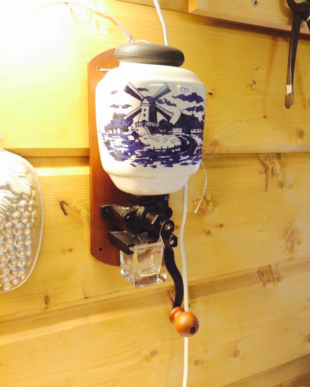 羽海野チカさんのインスタグラム写真 - (羽海野チカInstagram)「壁に取り付けて使うコーヒーミル 可愛いなぁ。私も使ってみたいなぁ」9月16日 14時28分 - chicaumino