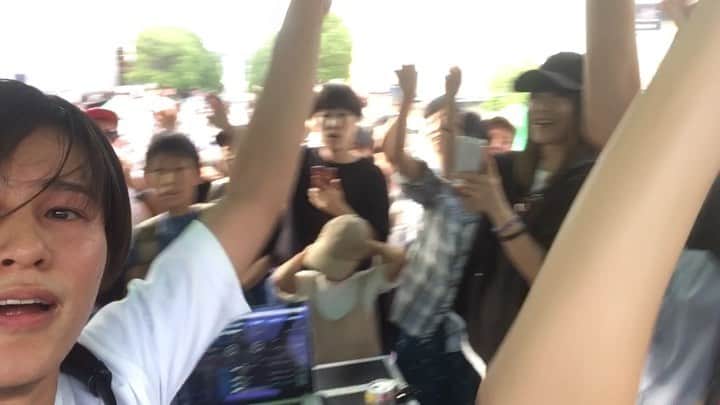 のインスタグラム：「昨日はパルTAMAフェス『DÉ DÉ MOUSE presents.パルテノン多摩大階段音楽会大階段音楽祭』ありがとうございました✨ 今年はDJ中にストロングゼロが二本来て最後こんなことになってしまいましたが、だいすきなパルテノン多摩の大階段でエモいニューディスコかけまくってみんなで踊りまくって、天気にも恵まれて最高の1日でした✨ 音楽ってめっちゃ楽しいし、自分の音楽で大好きな街を彩れるの幸せすぎた😊😊😊 改めてSTAMPさん、Penguin Rushさん、eillさん、関取花さん、スタッフの皆さん、パルテノン多摩の皆さん、白川さん、河合さんありがとうございました✨✨ また来年には絶対揃えられないメンツのイベントを達成できました‼️ また来年もやりたいな✨✨✨ サウンドタワーも直らないかな〜🕰 それと昨日来られた方、動画や写真撮られてる方いましたら#dedemouse とか付けてアップしてみてね❤️ ♫be yourself  #dédémouse #dedemouse #デデマウス #電電鼠 #パルTAMAフェス #多摩センター #stamp #penguinrush #eill #関取花」
