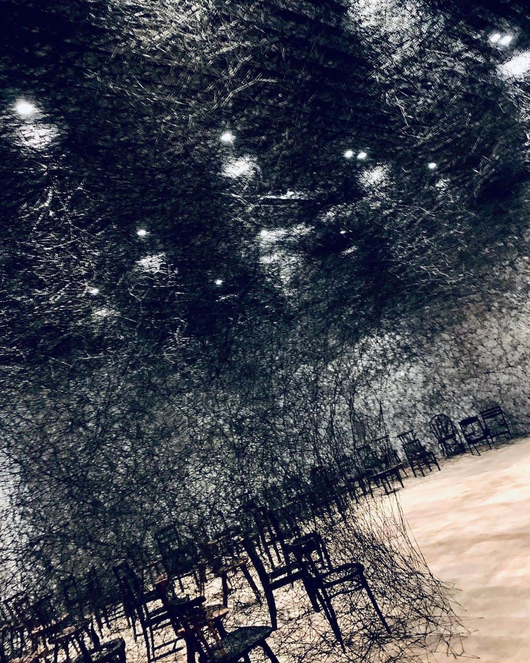 YASTIN さんのインスタグラム写真 - (YASTIN Instagram)「黒の世界 #塩田千春展魂がふるえる ・ ・ ・ #塩田千春  #魂がふるえる  #糸  #黒  #森美術館  #chiharushiota #moriartmuseum  #六本木ヒルズ  #ファインダー越しの私の世界  #世界観」9月16日 14時33分 - yastin0109