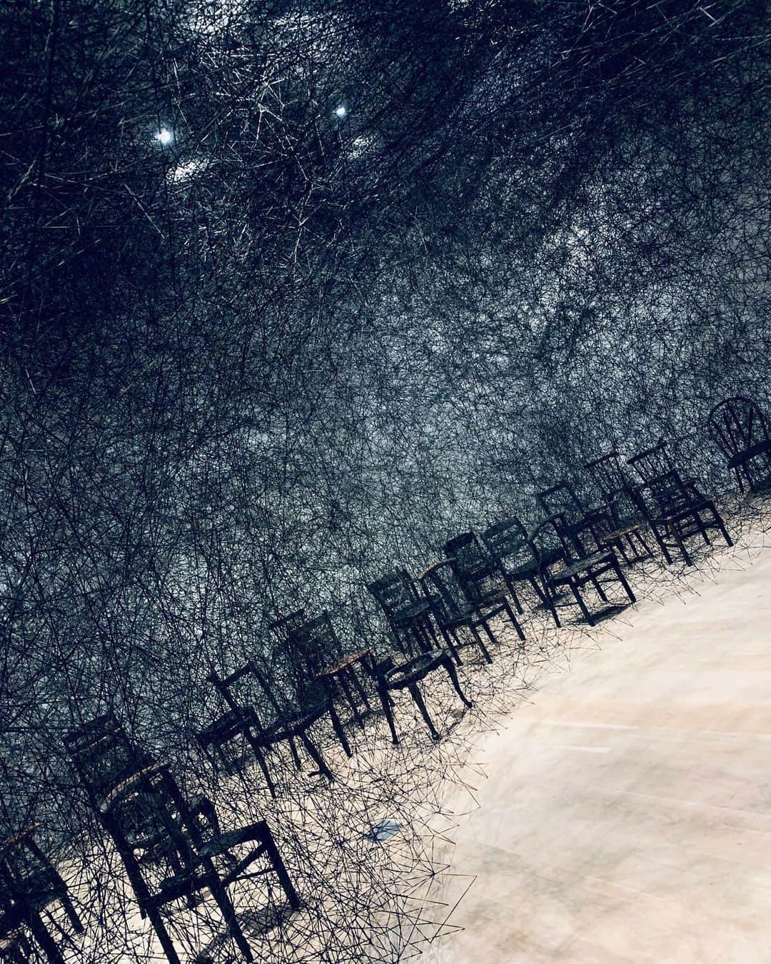 YASTIN さんのインスタグラム写真 - (YASTIN Instagram)「黒の世界 #塩田千春展魂がふるえる ・ ・ ・ #塩田千春  #魂がふるえる  #糸  #黒  #森美術館  #chiharushiota #moriartmuseum  #六本木ヒルズ  #ファインダー越しの私の世界  #世界観」9月16日 14時33分 - yastin0109