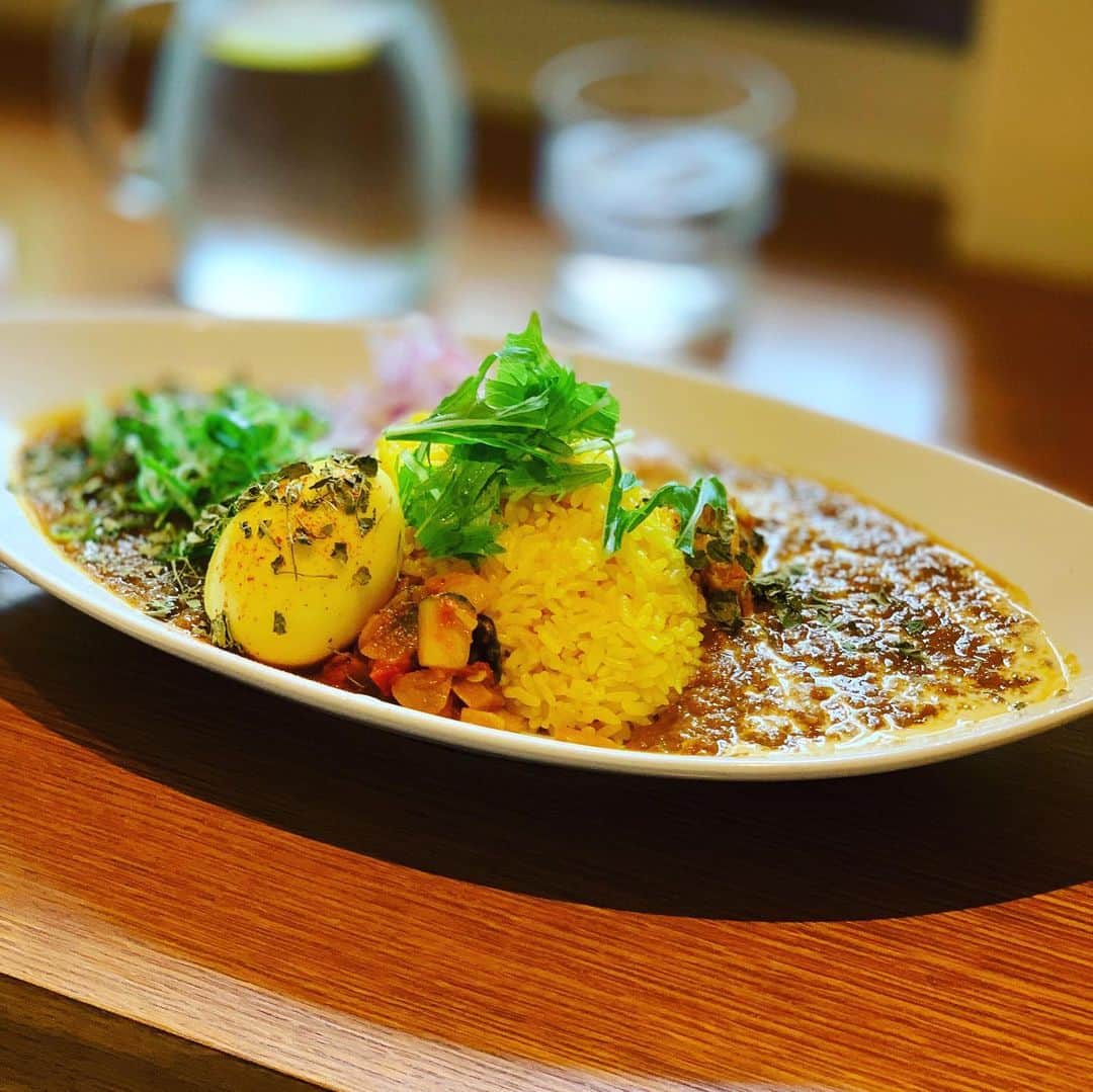 松尾貴史さんのインスタグラム写真 - (松尾貴史Instagram)「姉小路の堺町と柳馬場の間南側に、「 #スパイスカレー 」の文字を発見。  エビのカレーと牛スジのカレーのあいがけ、スパイス煮卵をトッピングで。  香り高く良いバランス、アチャールも煮豆のライタも絶妙で、用意されているカイエンヌペッパーで辛さも好み次第。  居心地も良く、素敵な店を見つけて大満足  #柳馬場通 #姉小路通 #堺町通  #カレー #スパイスカレー #cumins」9月16日 14時35分 - kitsch.matsuo
