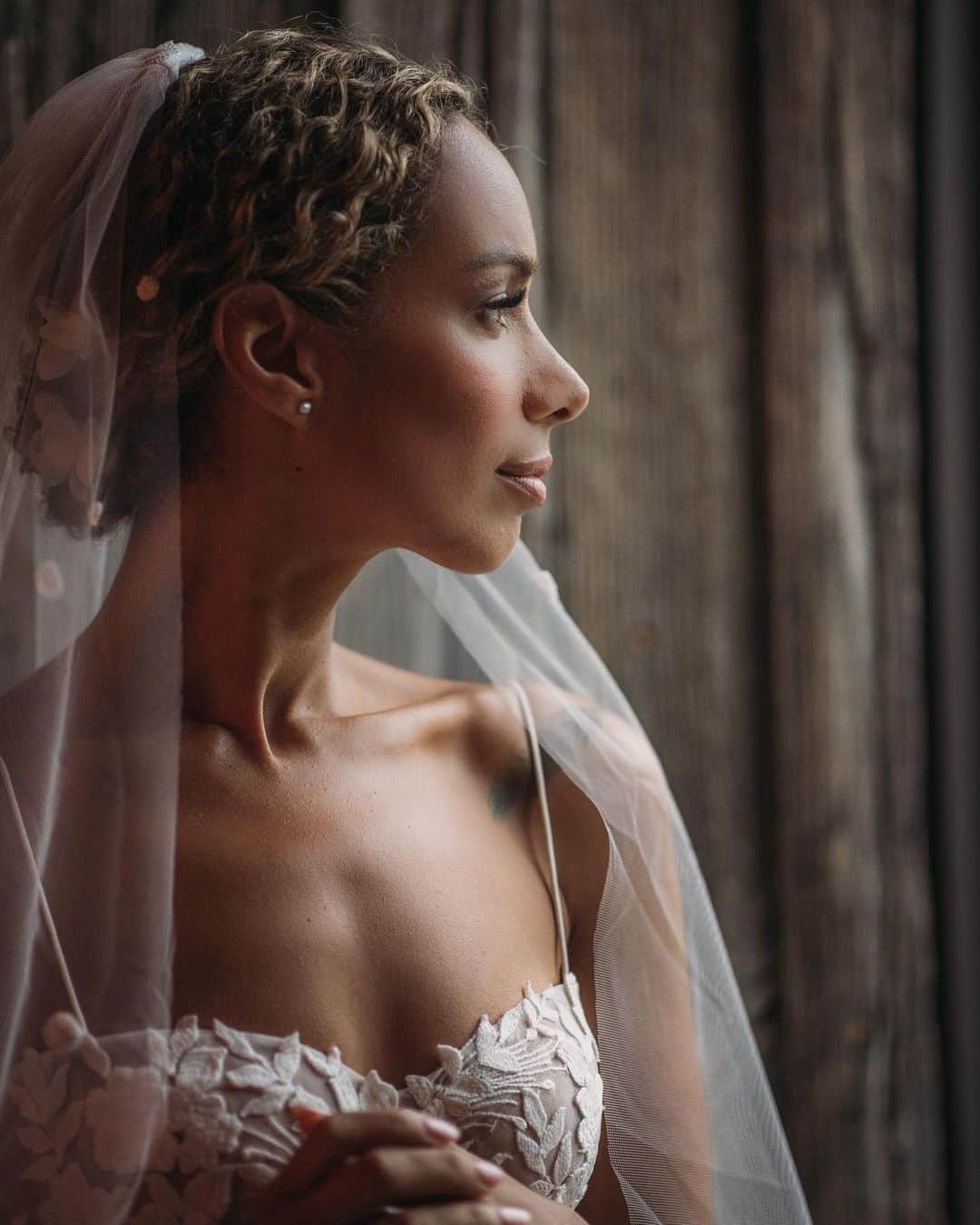 レオナ・ルイスのインスタグラム：「The dress of my dreams 💫I’ll cherish her forever🙏🏾 As I wore my wedding gown I could quite literally feel the love and attention that went into crafting her 🌸 @mirazwillinger I’m eternally grateful to you for designing this piece of a lifetime ✨ 📸 @ladichosa」