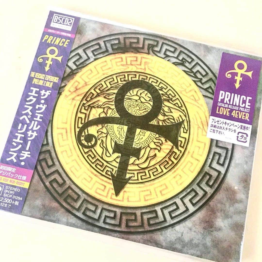 Shinnosukeさんのインスタグラム写真 - (ShinnosukeInstagram)「👁 FINALLY GOT THE CD.  #prince #versace #love4ever #mixtape」9月16日 14時40分 - shinscapade