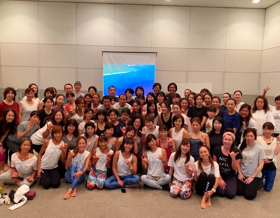 田中律子さんのインスタグラム写真 - (田中律子Instagram)「YOGA FEST YOKOHAMA🧘‍♀️ 2時間のWS、沖縄スローライフ〜律子の部屋〜🏄‍♀️🌞🌴朝早くから、来てくれたみなさま、本当にありがとうございました❤️ テーマは時間⌛️全ての人に平等に与えられてる時間…自分の人生、どんな風に過ごしてますか❓人生を豊かに満足してますか❓過去でも未来でもなく、今、この瞬間をこの時間を精一杯楽しむ、だって、いつもこの瞬間が、スタートだから🤩  前を向いて、1度きりの人生、自分の好きなことを、本気でやりたいことをやる☝️本気でやりたいことなんて、何度も出会えないからね❤️ 自分の人生に満足してますか❓レッスン最初にみんなに質問したけど、1人も手が上がらなかった… 2時間のレッスンの最後、人生楽しんでますか❓みんな笑顔で手を上げた🙋‍♀️いま、この瞬間を自分の時間として楽しんでいこうね🌞🙆‍♀️ みんなで繋がったあの時間 手のひらのあったかい感覚 胸をオープンして深呼吸 大きな海のような みんなのエネルギー  120分の時間を一緒に過ごせたこと、みんなで共有したあの時間、本当にありがとう☺️ アシスタントに入ってくれた協会の仲間たち❤️タッコ、りかこ、キャッピー、ナナ、りなこ、葉子、ぽんた、かおる、みんな大好き😍いつも支えてくれてありがとう🙏  #yogafest  #yogafestyokohama  #yogafest2019  #ヨガフェスタハワイとホノルル駅伝にみんなで行こう  #私の時間 #沖縄スローライフ  #律子の部屋  #みんなありがとう」9月16日 14時41分 - ri2kotanaka