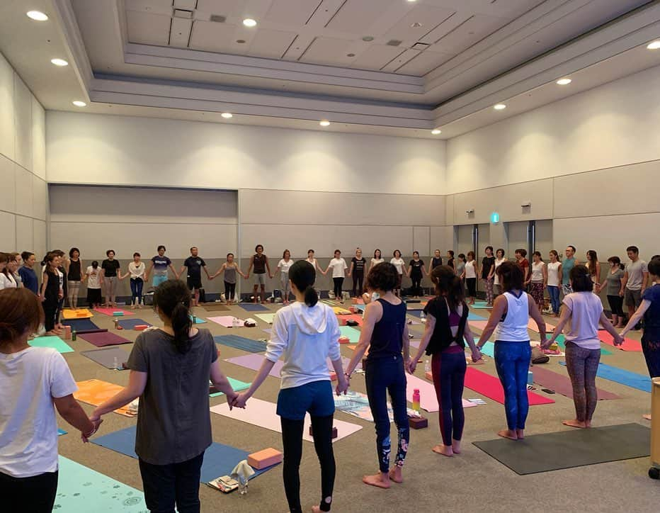 田中律子さんのインスタグラム写真 - (田中律子Instagram)「YOGA FEST YOKOHAMA🧘‍♀️ 2時間のWS、沖縄スローライフ〜律子の部屋〜🏄‍♀️🌞🌴朝早くから、来てくれたみなさま、本当にありがとうございました❤️ テーマは時間⌛️全ての人に平等に与えられてる時間…自分の人生、どんな風に過ごしてますか❓人生を豊かに満足してますか❓過去でも未来でもなく、今、この瞬間をこの時間を精一杯楽しむ、だって、いつもこの瞬間が、スタートだから🤩  前を向いて、1度きりの人生、自分の好きなことを、本気でやりたいことをやる☝️本気でやりたいことなんて、何度も出会えないからね❤️ 自分の人生に満足してますか❓レッスン最初にみんなに質問したけど、1人も手が上がらなかった… 2時間のレッスンの最後、人生楽しんでますか❓みんな笑顔で手を上げた🙋‍♀️いま、この瞬間を自分の時間として楽しんでいこうね🌞🙆‍♀️ みんなで繋がったあの時間 手のひらのあったかい感覚 胸をオープンして深呼吸 大きな海のような みんなのエネルギー  120分の時間を一緒に過ごせたこと、みんなで共有したあの時間、本当にありがとう☺️ アシスタントに入ってくれた協会の仲間たち❤️タッコ、りかこ、キャッピー、ナナ、りなこ、葉子、ぽんた、かおる、みんな大好き😍いつも支えてくれてありがとう🙏  #yogafest  #yogafestyokohama  #yogafest2019  #ヨガフェスタハワイとホノルル駅伝にみんなで行こう  #私の時間 #沖縄スローライフ  #律子の部屋  #みんなありがとう」9月16日 14時41分 - ri2kotanaka