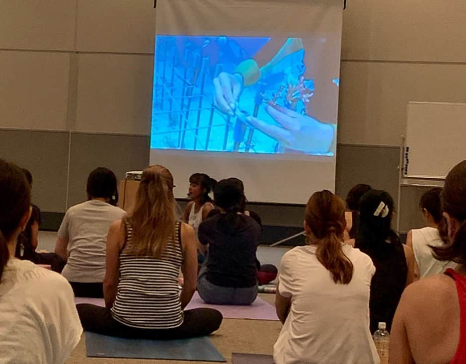 田中律子さんのインスタグラム写真 - (田中律子Instagram)「YOGA FEST YOKOHAMA🧘‍♀️ 2時間のWS、沖縄スローライフ〜律子の部屋〜🏄‍♀️🌞🌴朝早くから、来てくれたみなさま、本当にありがとうございました❤️ テーマは時間⌛️全ての人に平等に与えられてる時間…自分の人生、どんな風に過ごしてますか❓人生を豊かに満足してますか❓過去でも未来でもなく、今、この瞬間をこの時間を精一杯楽しむ、だって、いつもこの瞬間が、スタートだから🤩  前を向いて、1度きりの人生、自分の好きなことを、本気でやりたいことをやる☝️本気でやりたいことなんて、何度も出会えないからね❤️ 自分の人生に満足してますか❓レッスン最初にみんなに質問したけど、1人も手が上がらなかった… 2時間のレッスンの最後、人生楽しんでますか❓みんな笑顔で手を上げた🙋‍♀️いま、この瞬間を自分の時間として楽しんでいこうね🌞🙆‍♀️ みんなで繋がったあの時間 手のひらのあったかい感覚 胸をオープンして深呼吸 大きな海のような みんなのエネルギー  120分の時間を一緒に過ごせたこと、みんなで共有したあの時間、本当にありがとう☺️ アシスタントに入ってくれた協会の仲間たち❤️タッコ、りかこ、キャッピー、ナナ、りなこ、葉子、ぽんた、かおる、みんな大好き😍いつも支えてくれてありがとう🙏  #yogafest  #yogafestyokohama  #yogafest2019  #ヨガフェスタハワイとホノルル駅伝にみんなで行こう  #私の時間 #沖縄スローライフ  #律子の部屋  #みんなありがとう」9月16日 14時41分 - ri2kotanaka