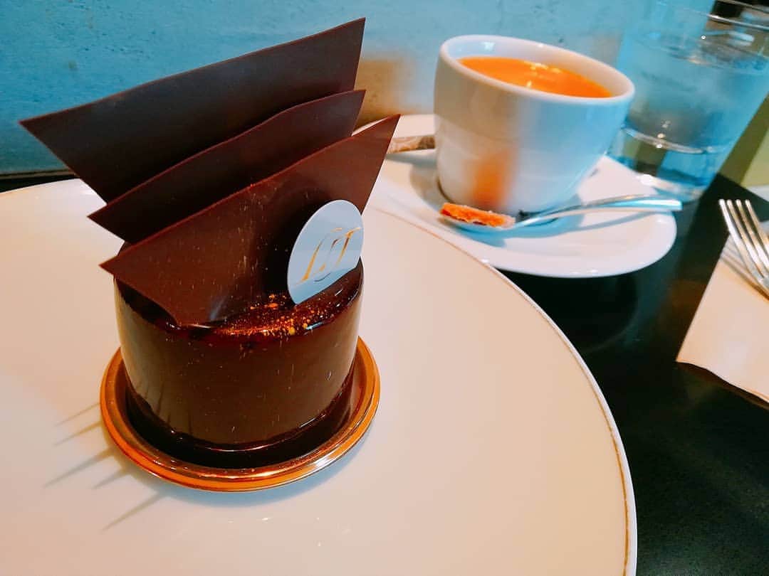 壽老麻衣さんのインスタグラム写真 - (壽老麻衣Instagram)「早く赤坂に着いたので#カフェ活 ☕ きょうはTBSから歩いてすぐの場所にあるリベルターブルへ🍀 このチョコムース、絶品でした。 また食べたい🤤  きょうは17:00～TBS NEWSです📺 🍫 🍫 🍫 #カフェ #cafe #カフェめぐり #カフェ記録 #ケーキ #cake #チョコムース #チョコムースケーキ」9月16日 14時42分 - maijuro