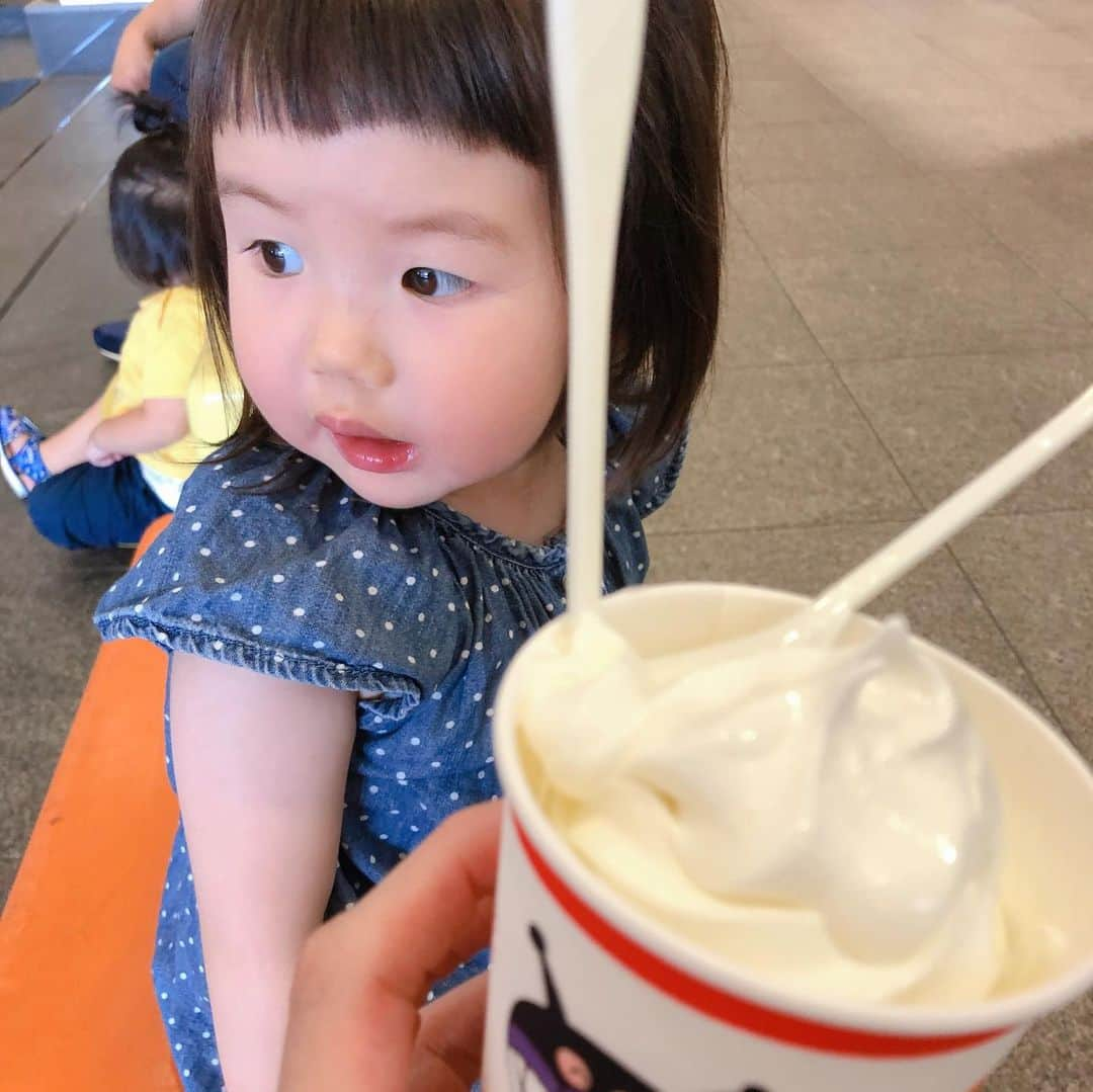 井上香織さんのインスタグラム写真 - (井上香織Instagram)「2019.9.16 ・ いつのまにか 【アンパンマンミュージアム】ってハッキリ言うようになって。。 行きたい！！と言うので2人でアンパンマン達に会いに♡🚘 ・ テンションめちゃくちゃ上がってた割に早めの帰宅。 元はとれてないなぁーと思っていたけど、娘の 【楽しかったねー😆】の一言で救われる😍 ・ また行こうね♡♡ ・ #アンパンマンミュージアム #神戸 #休日の人の多さにビックリ #チケット買うのに大行列 #中も人だらけ #いつもは平日しか行かない #2歳女の子 #滑り台大好き #パンこねこねもできた #トイレまで可愛い」9月16日 14時50分 - kaorin888