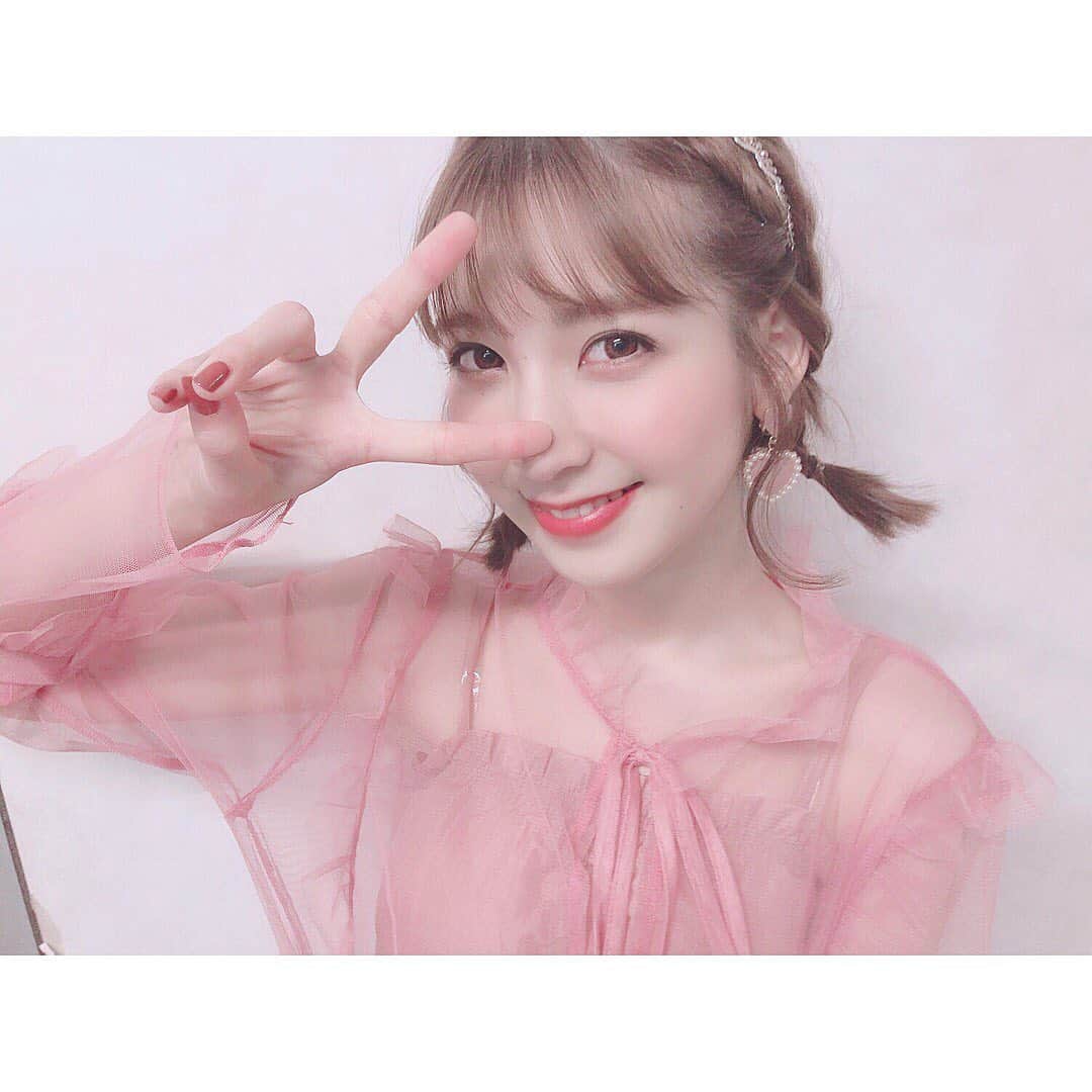 松岡菜摘のインスタグラム：「. . はなカメラ🌼 . @hana_matsuoka_  #pink #hairarrange」