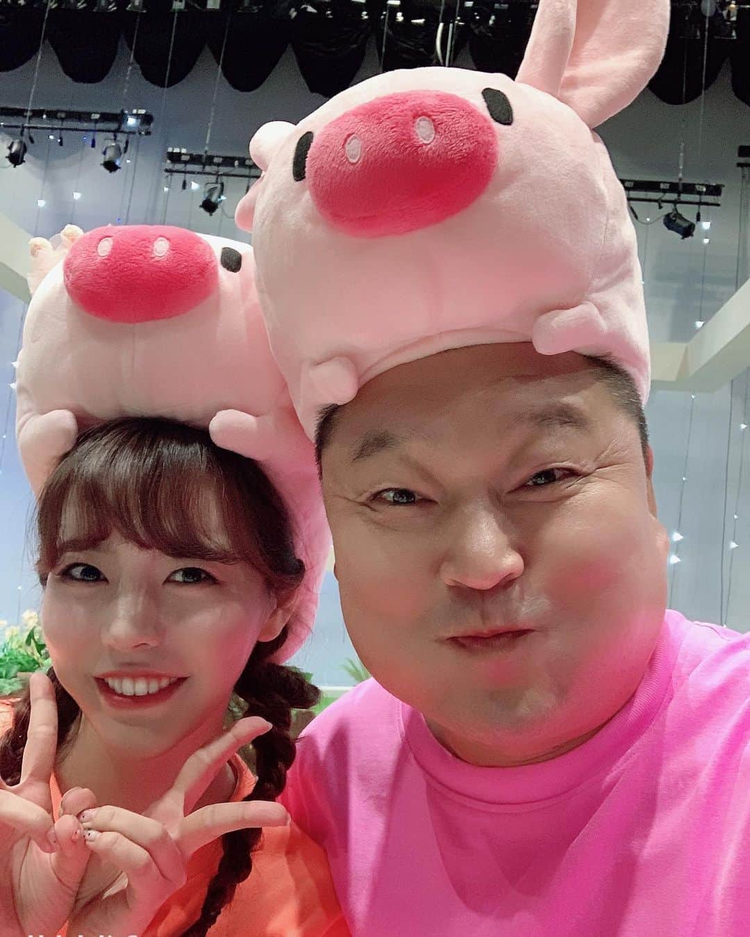 サニー のインスタグラム：「오늘 밤 9시 30분!!!!!! #아이콘택트 !!!! #꿀꿀 #🐷」