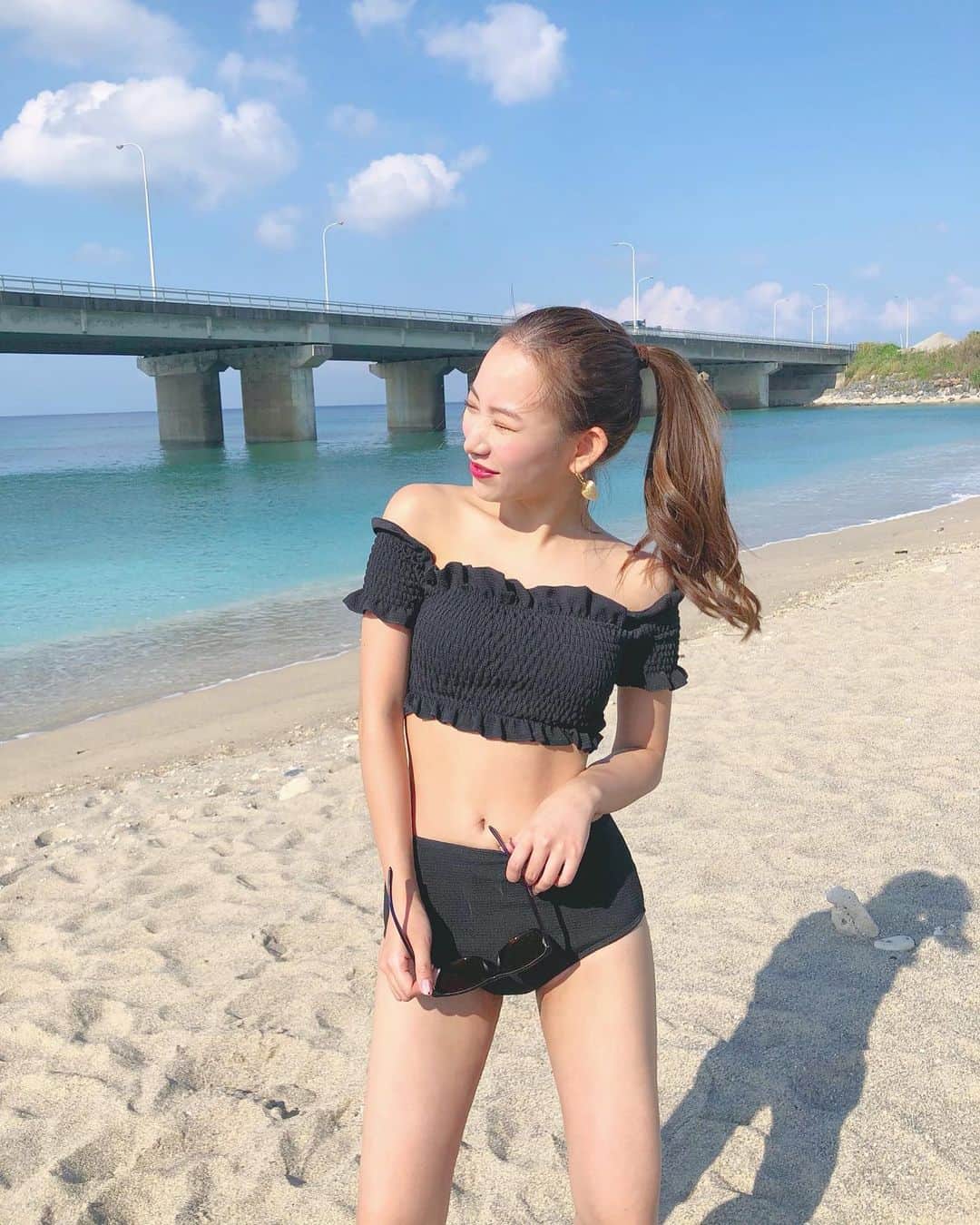 のインスタグラム：「5時起きでビーチ☀️ 眩しすぎたけん目あいとる写真が見つからん。笑 ホテル帰って花火の準備♥️ #沖縄 #沖縄旅行 #海 #水着 #okinawa #beach #swimwear」