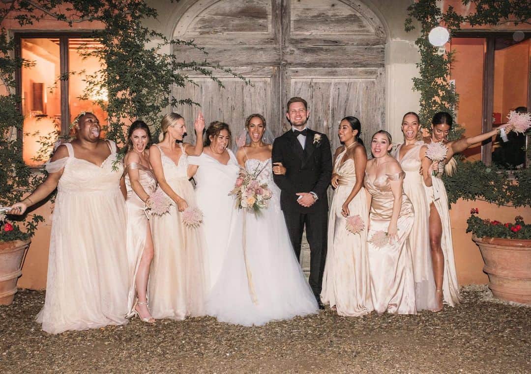 レオナ・ルイスのインスタグラム：「Ladies 4 LIFE 💕 I want to send a huge thank you to @theweddinggalleryofficial for taking time to help me create dresses for my girls that spoke to each of their personalities 🥰🤪🤩😎🤓🥳🤗 #leeanddsaysi 🌸 📸 @ladichosa」