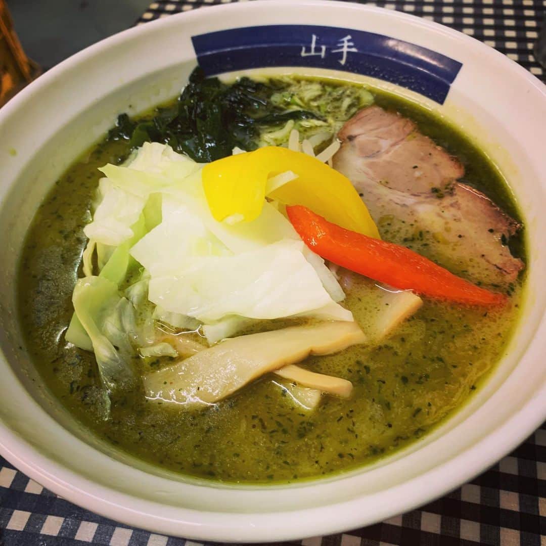 坂田麻衣のインスタグラム：「父のお店、 山手らーめんへ行ってきました！ 皆も来てね！  #みどりらーめん #焼きにんにくラーメン #山手ラーメン #ラーメン」