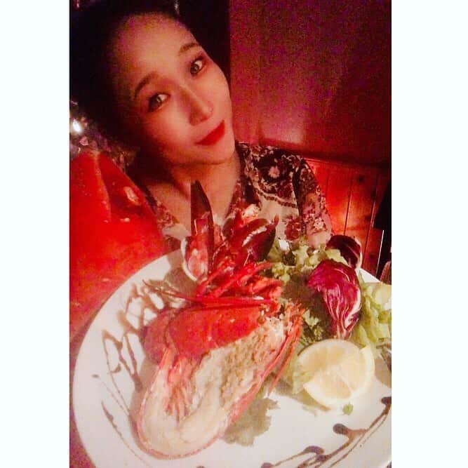 世手子さんのインスタグラム写真 - (世手子Instagram)「Shrimp Dining EBIZO kashiwa(*´ω`*) I ate whole lobster(⊃=͟͟͞͞🍤=͟͟͞͞🍤＾o＾)⊃=͟͟͞͞🍤=͟͟͞͞🍤=͟͟͞͞🍤=͟͟͞🍤 Thanks everyone,great comments LOVE( ¨̮ )💕 https://item.woomy.me/c/59588 #シュリンプダイニングエビゾー #柏店 に行ってきたよ꒰*✪௰✪ૢ꒱ #1日3食限定  #活きオマール海老 の #スチームグリル いただきましたっっ #オマール海老 最高！ こちらは #海老専門店 なのでもう #海老づくし で幸せ(*´▽｀)ﾉﾉ お通しは #甘エビ祭り ひとつかみ分！ 結構とれた(° ꈊ °)✧ｷﾗｰﾝ 素揚げと刺身で楽しめちゃうよ(*´○`)o¶♪ すばらしー！ #山芋めかぶ いくらもめちゃウマっっ 23センチのご立派エビフライも凄かったー( ･ㅂ･)و ̑̑ #海老とアボカドのコブサラダ も素敵ヽ(*´з｀*)ﾉ #エビチリ も最強でした⁽⁽ ◟(灬 ˊωˋ 灬)◞ ⁾⁾ 次は #べっぴん舎 の海老カリーライスも食べてみたいっっ #エビ好き は絶対行くべし！ 今日のライブも頑張る！！(^-^*)(･･*)(^-^*)(･･*) 柏 海老で検索(*≧∀≦*) Casting by @woomy.restaurant #ebizo #ebizokashiwa」9月16日 15時15分 - rojide
