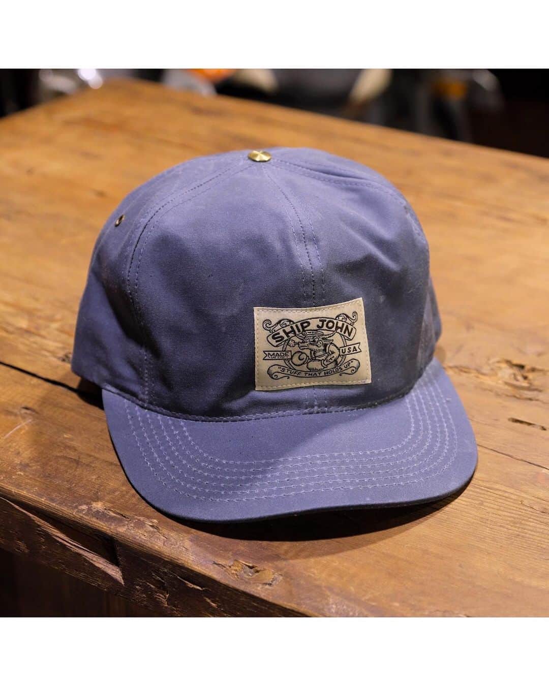 のインスタグラム：「. 《Wills Waxed Cap入荷!》 シップジョンの代名詞的なワックスキャンバス生地を使用したウィルズ・キャップです。70年代のトラッカーハットがモチーフとなっており、目深に着用できるアメリカらしいデザインも特徴です。 WESCO JAPAN大阪、WESCO世田谷(9月21日入荷予定!)、またはオンラインショップにてお買い求め頂けます。 . Specifications. ・10.10oz waxed canvas ・Solid brass cymbal snap on top ・Snapback - one size fits y'all ・Classic trucker fit ・Made in USA #SHIPJOHN #madeinusa🇺🇸 #OREGON #Portland #wesco #wescojapan #wescosetagaya」