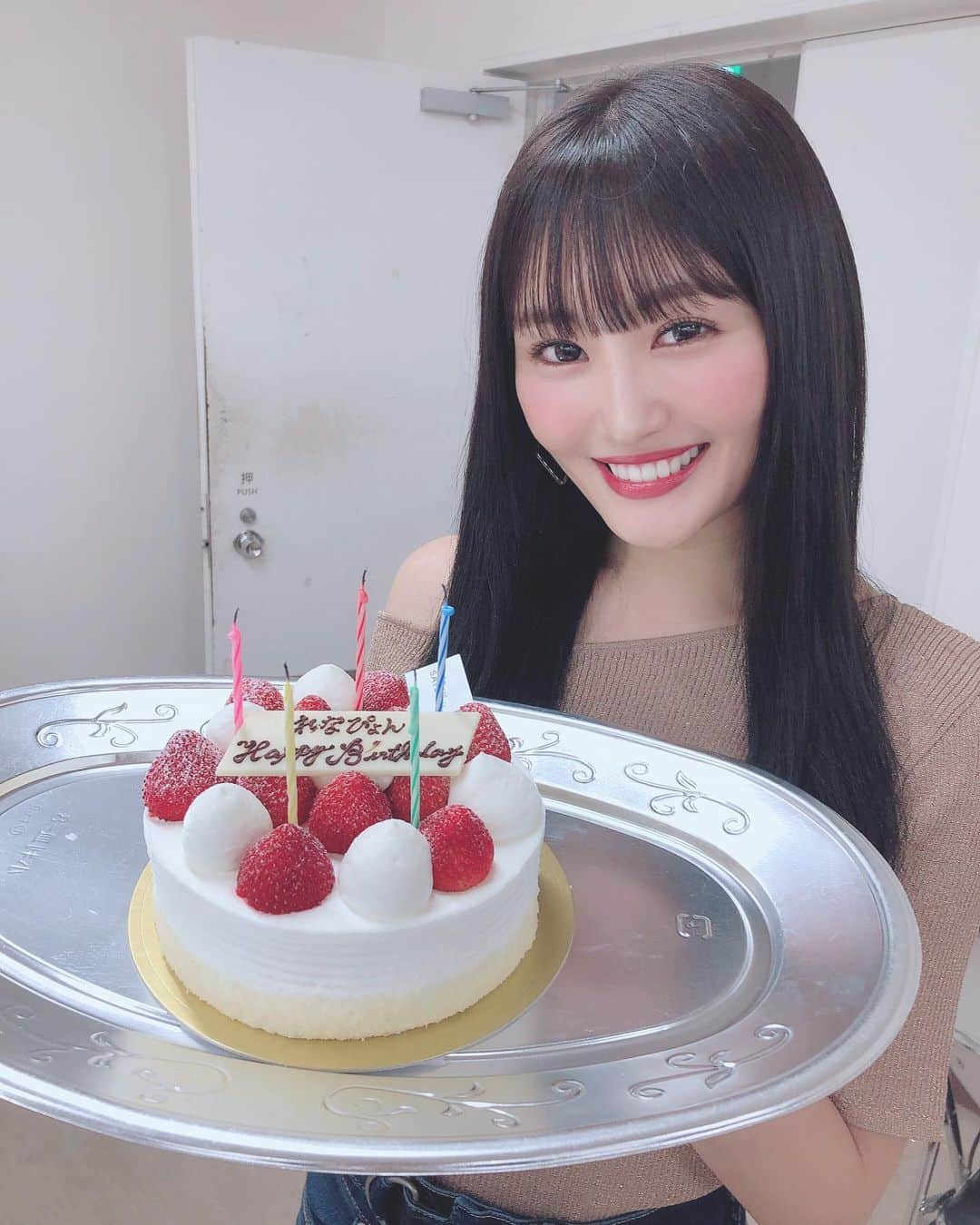 川上礼奈さんのインスタグラム写真 - (川上礼奈Instagram)「. NMB48握手会会場にて😳💕 メンバーのみんな、スタッフさんからの サプライズケーキ🎂✨ ありがたいなぁ、、、嬉しい😢 お誕生日は幸せがいっぱいです♡」9月16日 15時31分 - kawakami_rena