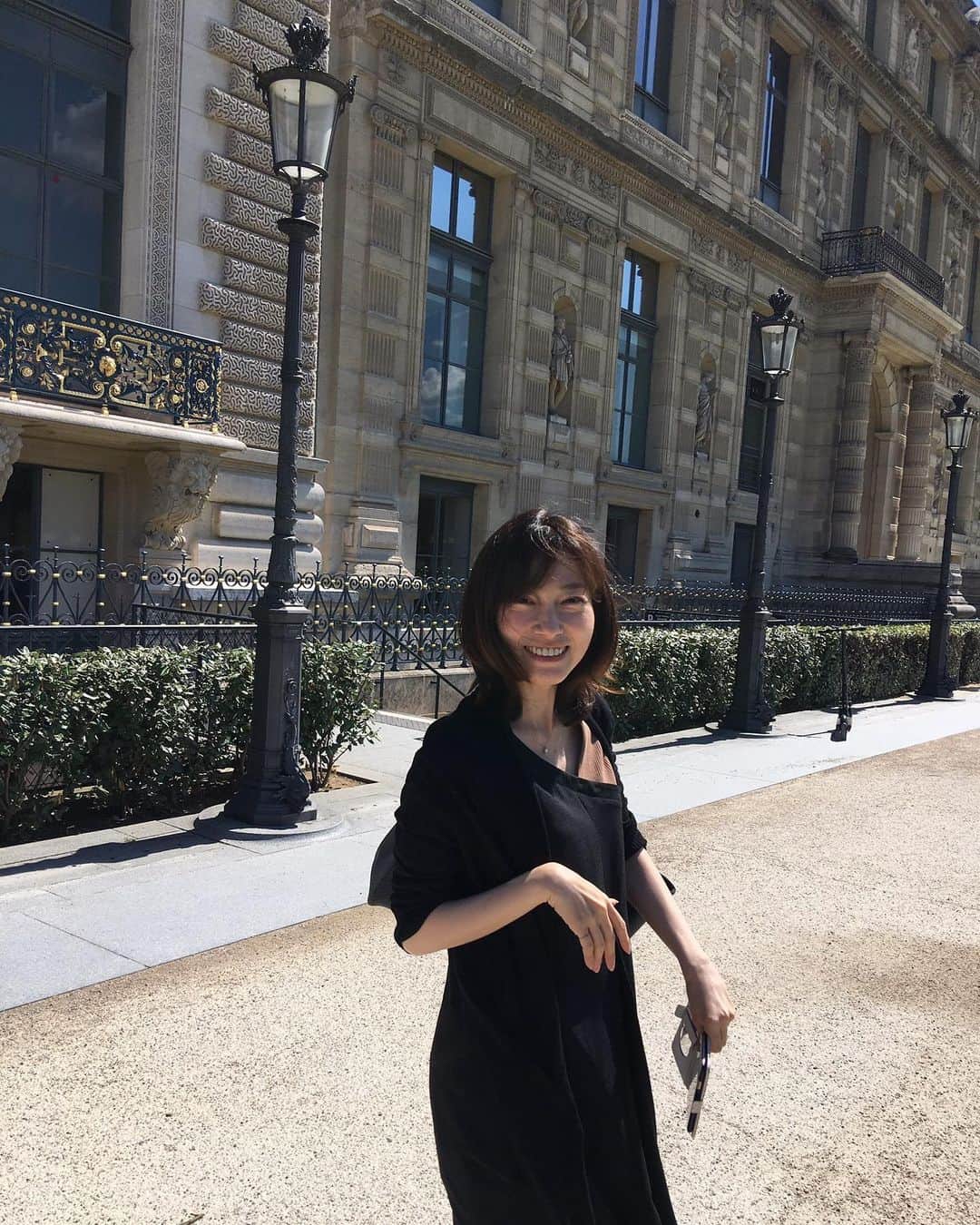 小橋めぐみのインスタグラム：「6月に行ったParisの思い出photo🇫🇷 これから、ルーヴル美術館に行くところ。よく晴れたパリの街は、本当に気持ちよかったなぁ…」