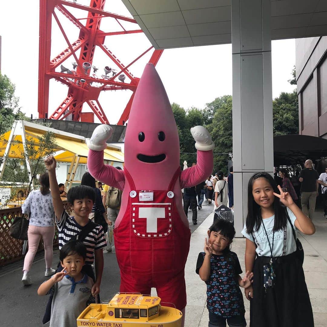 TOKYO WATER TAXIさんのインスタグラム写真 - (TOKYO WATER TAXIInstagram)「東京タワー🗼🗼🗼🎶 黄色の船も連れてきました！ ノッポンくんはやっぱり大人気！  日の出から出発45分クルーズ。 さっそく、本日乗りたい🎶という海外のお客様から予約をいただきました🎶  また遊びに来ます！ #tokyotower #のっぽん  #watertaxi #tokyowatertaxi  #海賊王ツアー #半額 #日の出 #田町 #天王洲  #観光 #東京 #小さな舟旅 #東京舟旅 #港区観光協会 #港区 #キッズ  #海賊王」9月16日 15時33分 - tokyowatertaxi