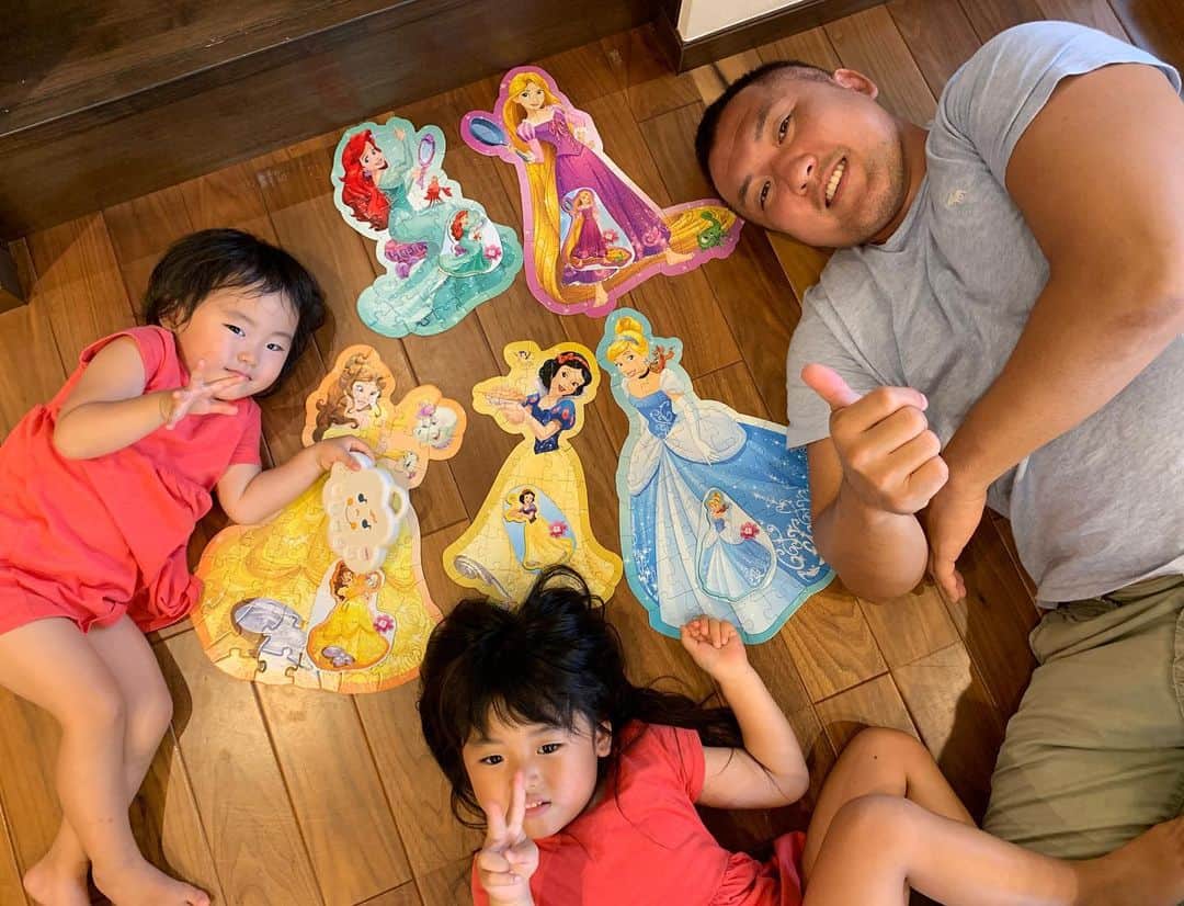 のインスタグラム：「雨の日は室内競技 #プリンセスパズル #ヒントがなさ過ぎて難しい #下向き過ぎて首痛い #ハワイで買ってきた #ディズニー #disney #雨#suzukifamily #princess」