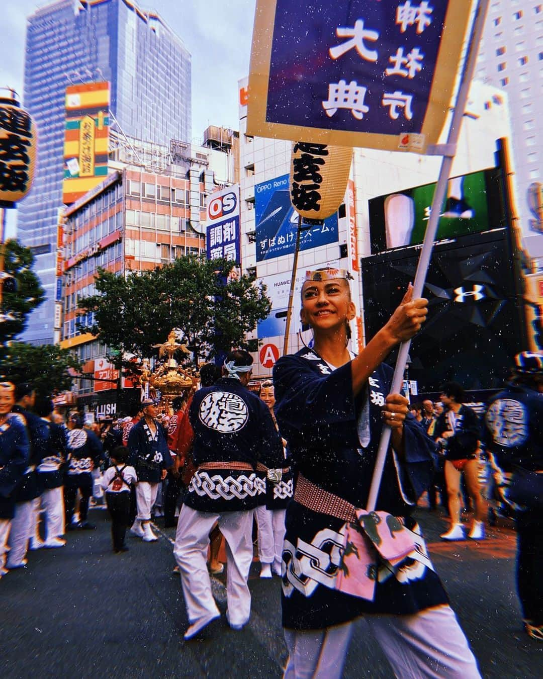 ソフィア・グリーンウッドのインスタグラム：「桃太郎渋谷ジャック👶🏼🍑💛 #japan#tokyo#shibuya#japanese#culture#samurai#matsuri#festival#fashion#ootd#日本#東京#渋谷#祭り#お祭り#神輿#お神輿#金王八幡宮#金王八幡宮例大祭#桃太郎#旅#足袋#センター街#ブチ抜き#天皇陛下御即位#お祝い#なお打ち上げは中華#🐼」