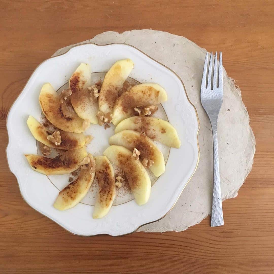 今村沙緒里のインスタグラム：「焼きリンゴ🍎 ヘルシーおやつ。 くるみとシナモンと。 おいしい季節💜 #sweet #おやつ #砂糖不使用」