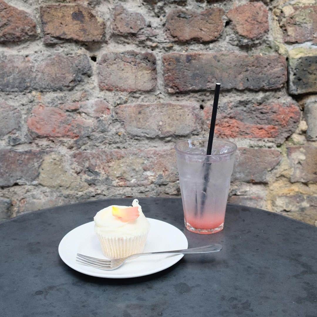 KUNIKAのインスタグラム：「My favorite cafe in London ☕️ ✔︎ Elder flower cupcake ✔︎ Gooseberry soda @violetcakeslondon」