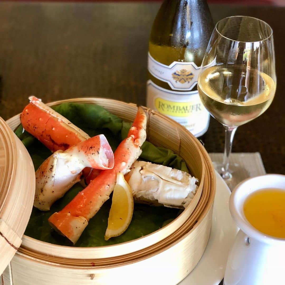 Trump Waikikiさんのインスタグラム写真 - (Trump WaikikiInstagram)「Enjoy steamed Alaskan king crab legs with drawn butter and some chardonnay. Tables 2 and 4 are quite popular so join us at Wai‘olu Ocean Cusine. #waioluoceancuisine #trumpwaikiki  #trumpwaikiki10 #newseafooddinnermenu #seafoodrestaurantwaikiki  ワイオル・オーシャン・キュイジーヌで、身がいっぱい詰まったアラスカ産のキングクラブはいかがですか。溶かしバターをつけてお召し上がりください。ワイオルではシーフードにぴったりなワインを種類豊富にご用意しています。 #ワイオルオーシャンキュイジーヌ #トランプワイキキ #シーフードレストラン #ワイン #カニ」9月16日 16時05分 - trumpwaikiki